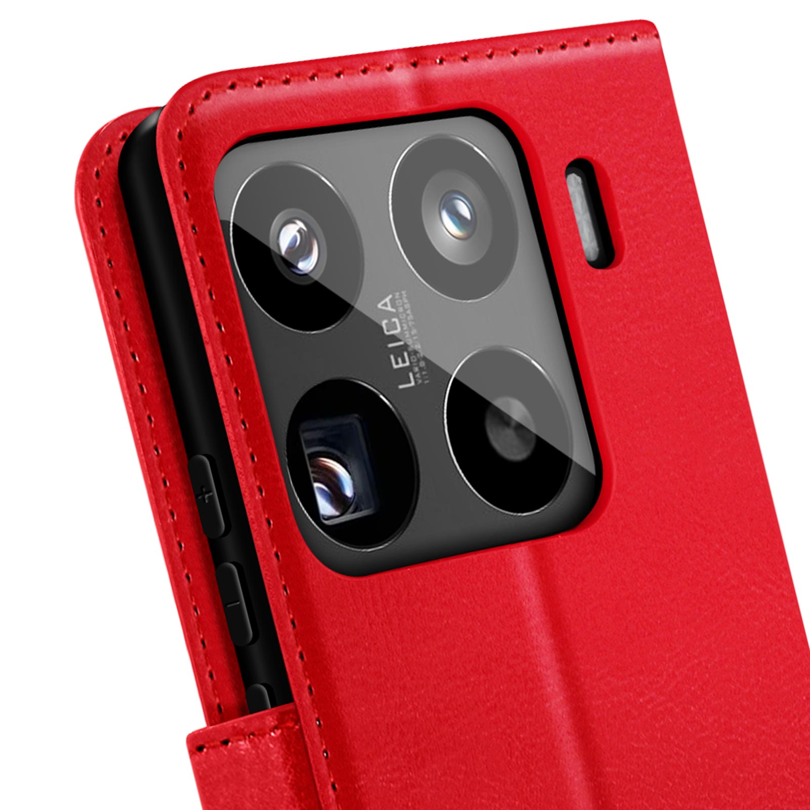 Custodia per telefono rossa con una fotocamera, vista da vicino. La custodia del telefono è in pelle.