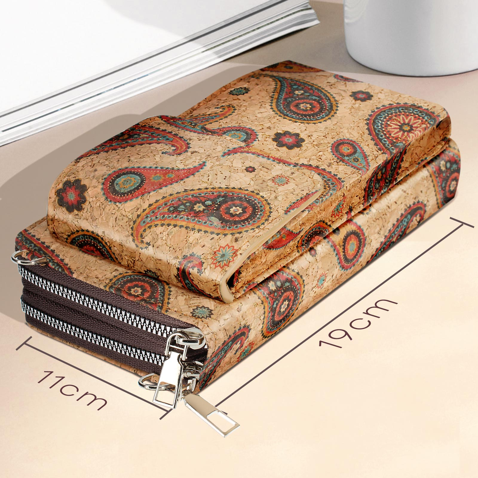 Kork-Geldbörse mit Paisley-Muster. Maße sind 19 cm lang und 11 cm breit. Reißverschluss sichtbar, mit Metallverschluss.