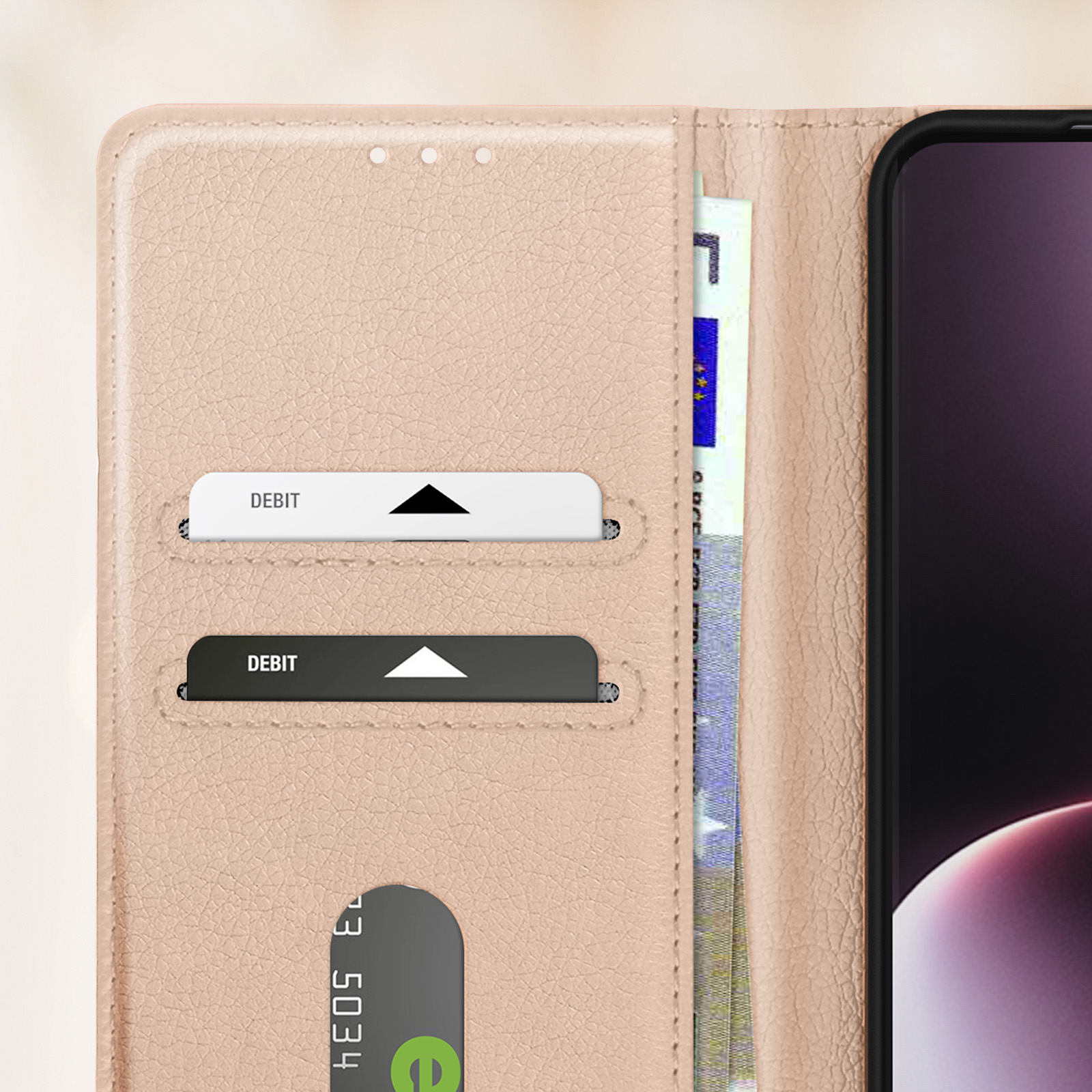 Custodia beige aperta con carte di credito e una bolletta. Telefono nero a destra.