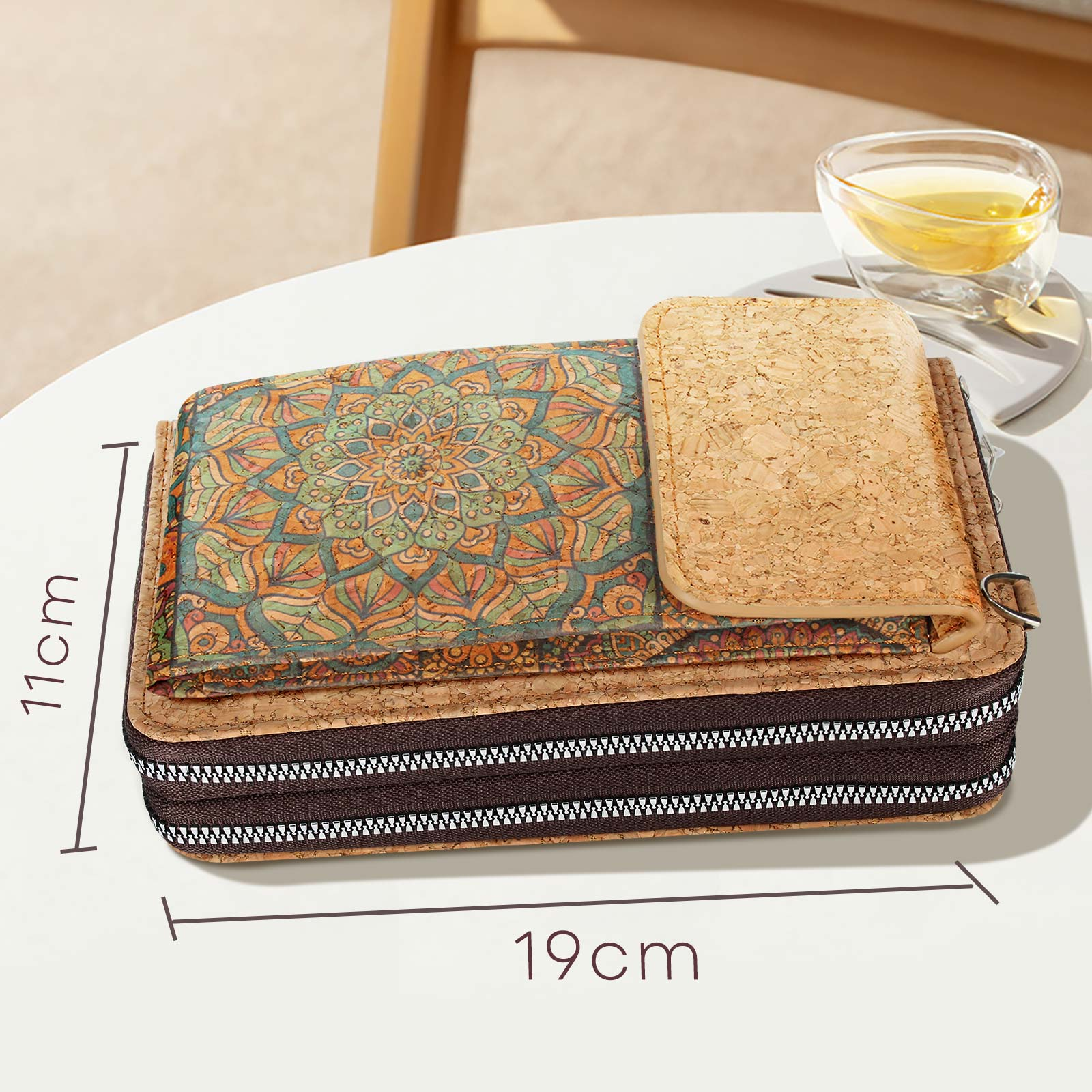 Geldbörse mit farbenfrohem Design, Kork-Geldbörse und Teetasse.