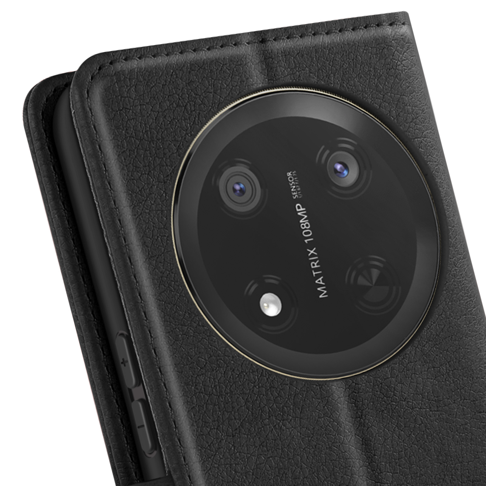 Primo piano di un telefono nero con tre fotocamere posteriori, in una custodia in pelle nera. La custodia è aperta.