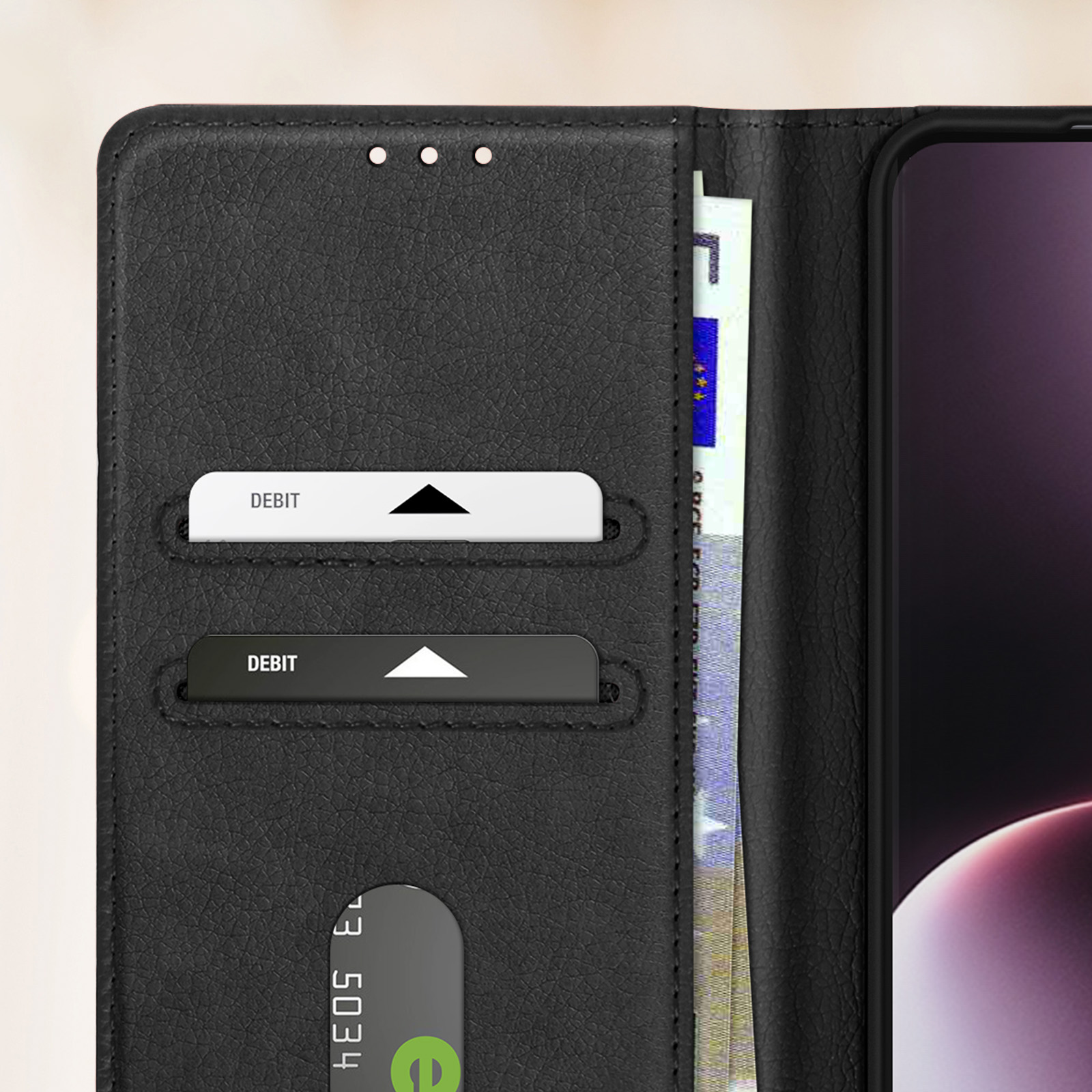 Portafoglio per telefono in pelle nera con carte di debito e una banconota visibile all'interno.