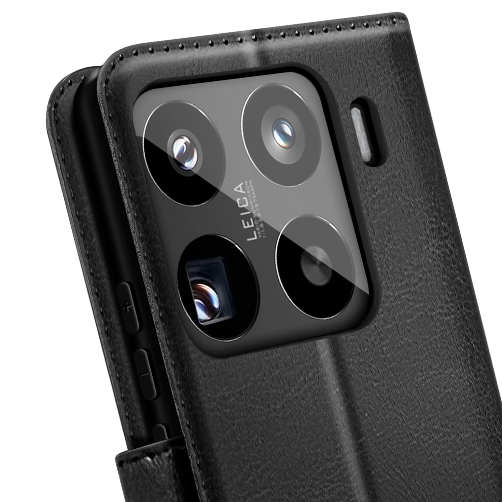 Schwarze Leder-Handyhülle mit Kameraausschnitt. Das Leica-Objektiv ist sichtbar.