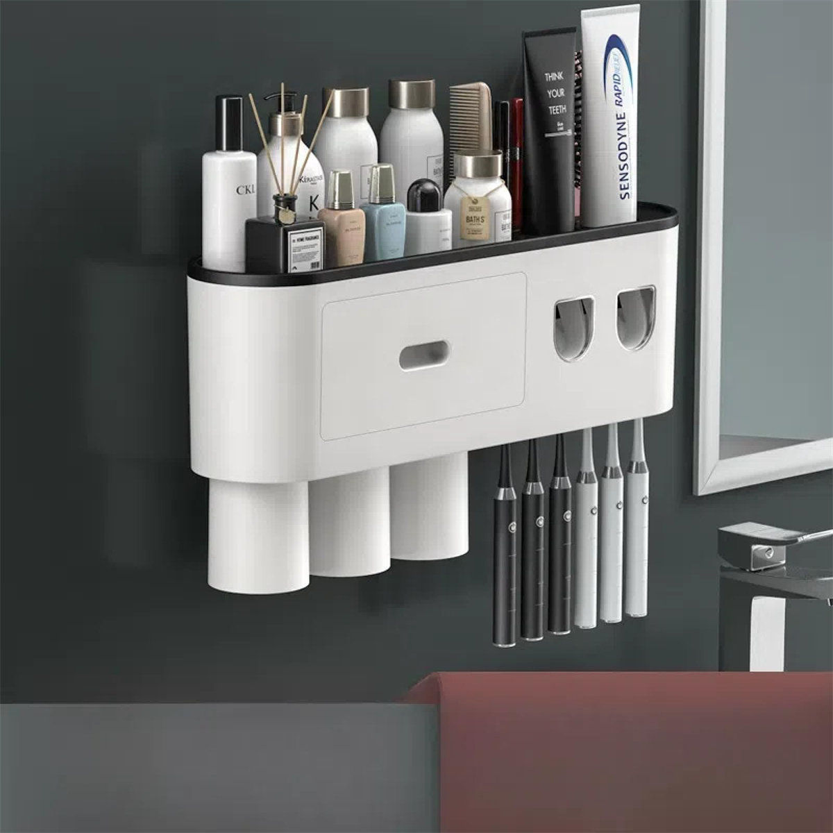 Weiß-schwarzer Badezimmer-Organizer mit mehreren Regalen. Enthält Flaschen, Zahnbürsten und Becher.