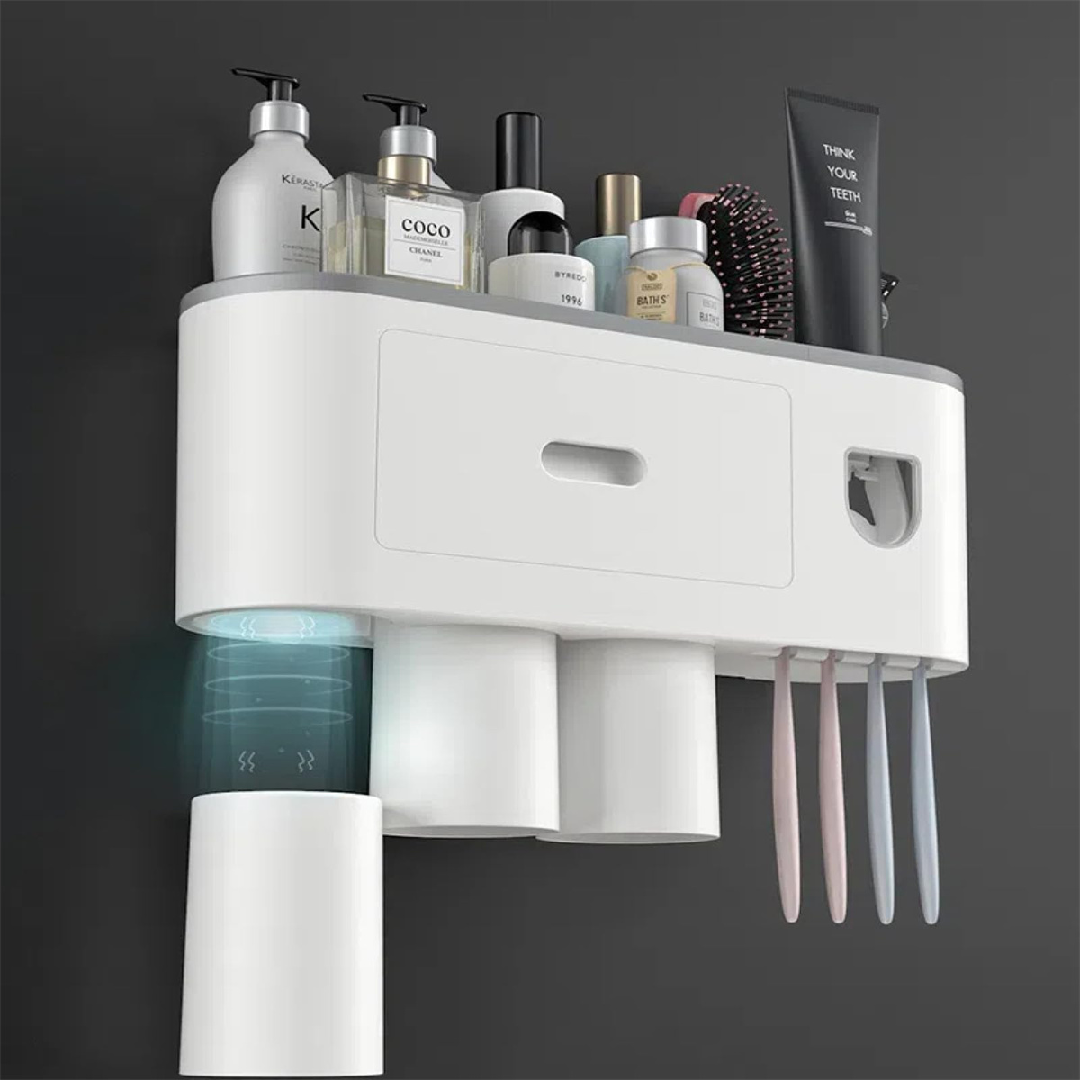 Ein weißer Badezimmer-Organizer mit zwei Bechern, Zahnbürsten und anderen Toilettenartikeln an einer Wand.