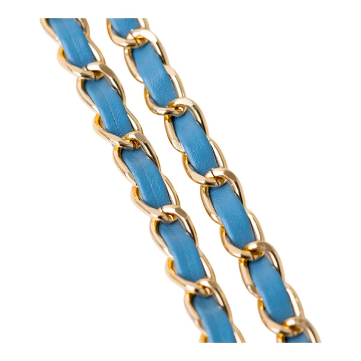 Primo piano di una catena in pelle blu con maglie dorate, su sfondo bianco.