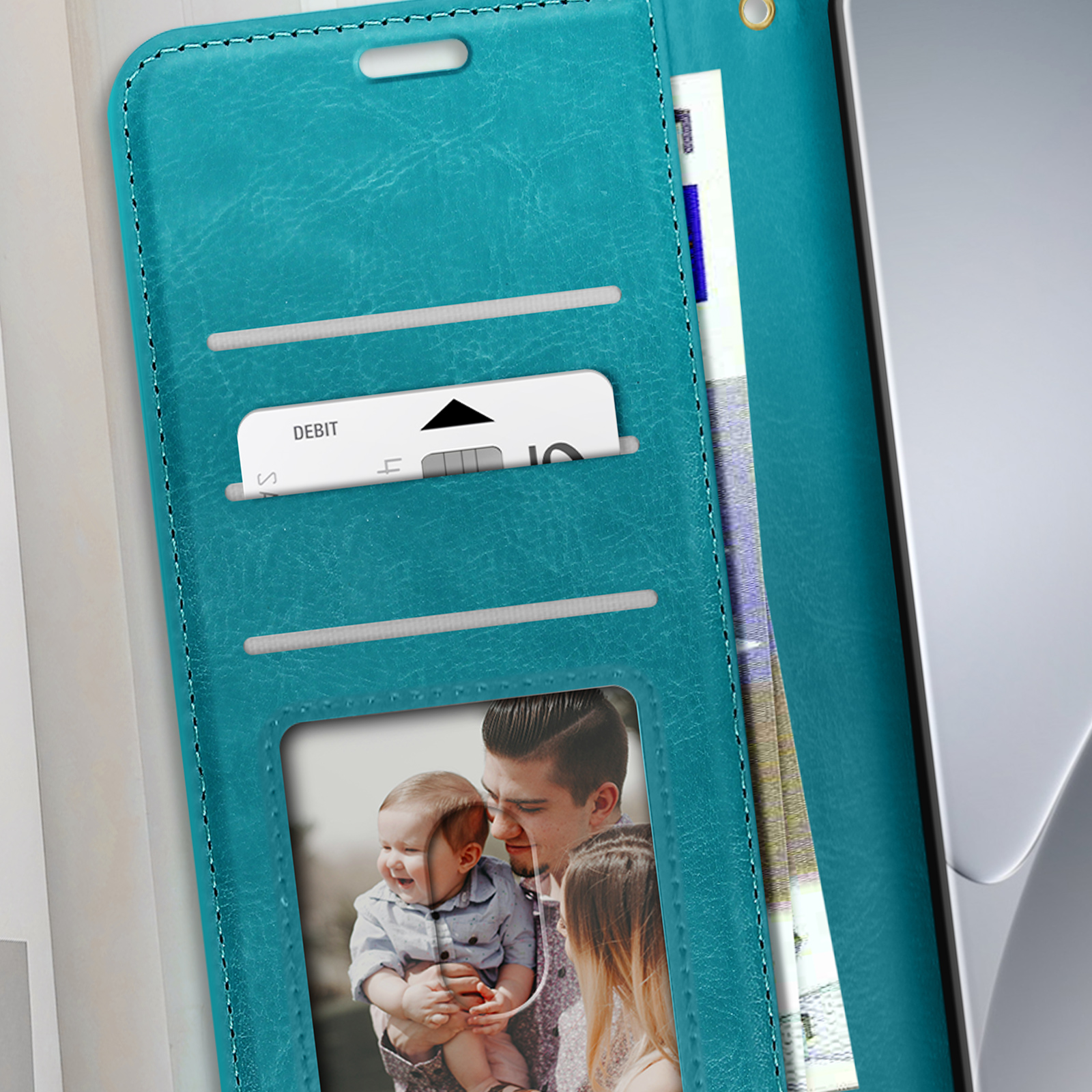 Custodia telefono turchese aperta, con carta di debito, soldi e foto di famiglia.
