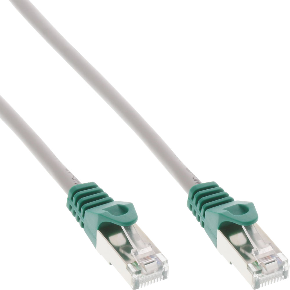 Due cavi ethernet grigi con connettori verdi e argentati. I connettori sono in basso.