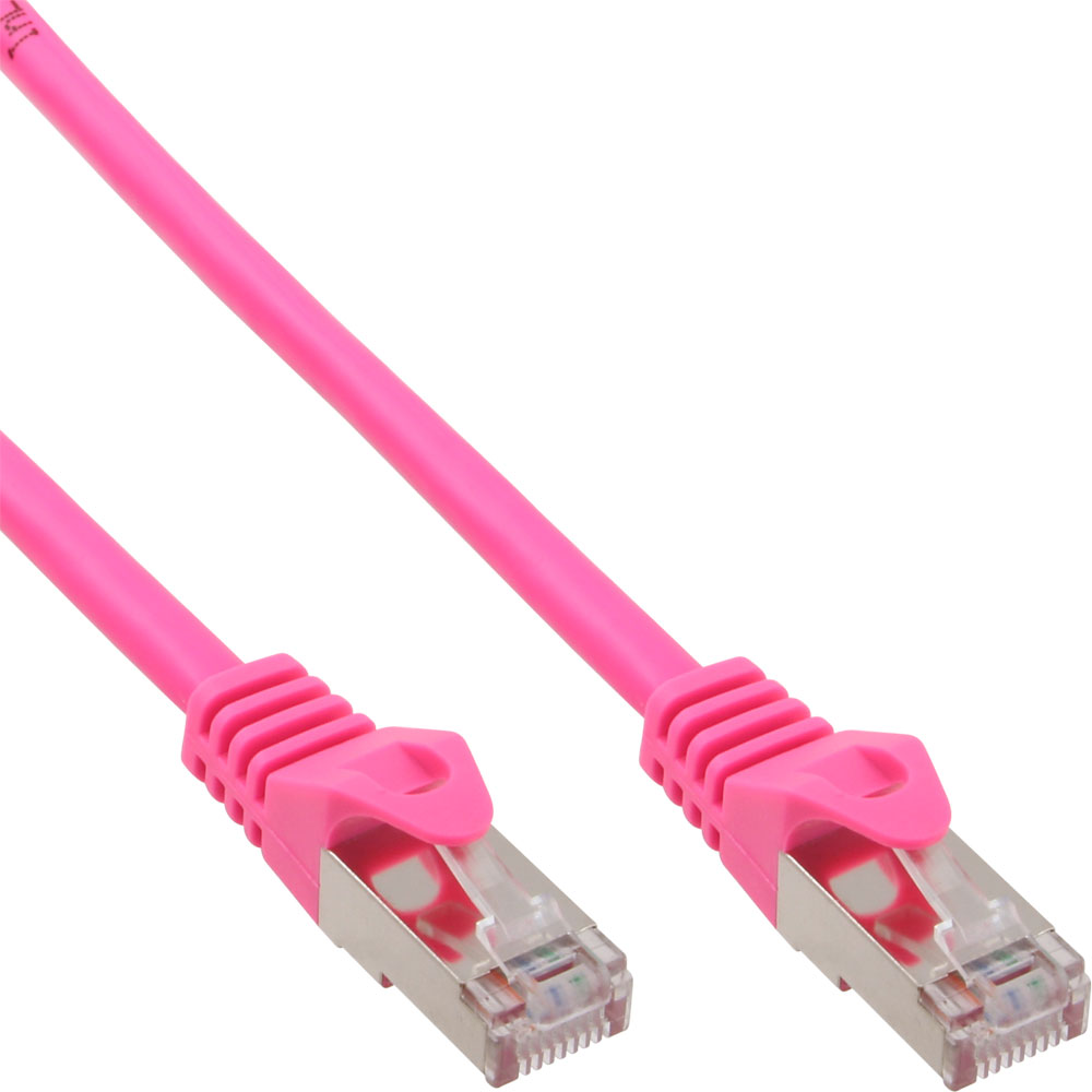 Câble Ethernet rose avec connecteurs. Les connecteurs sont argentés.