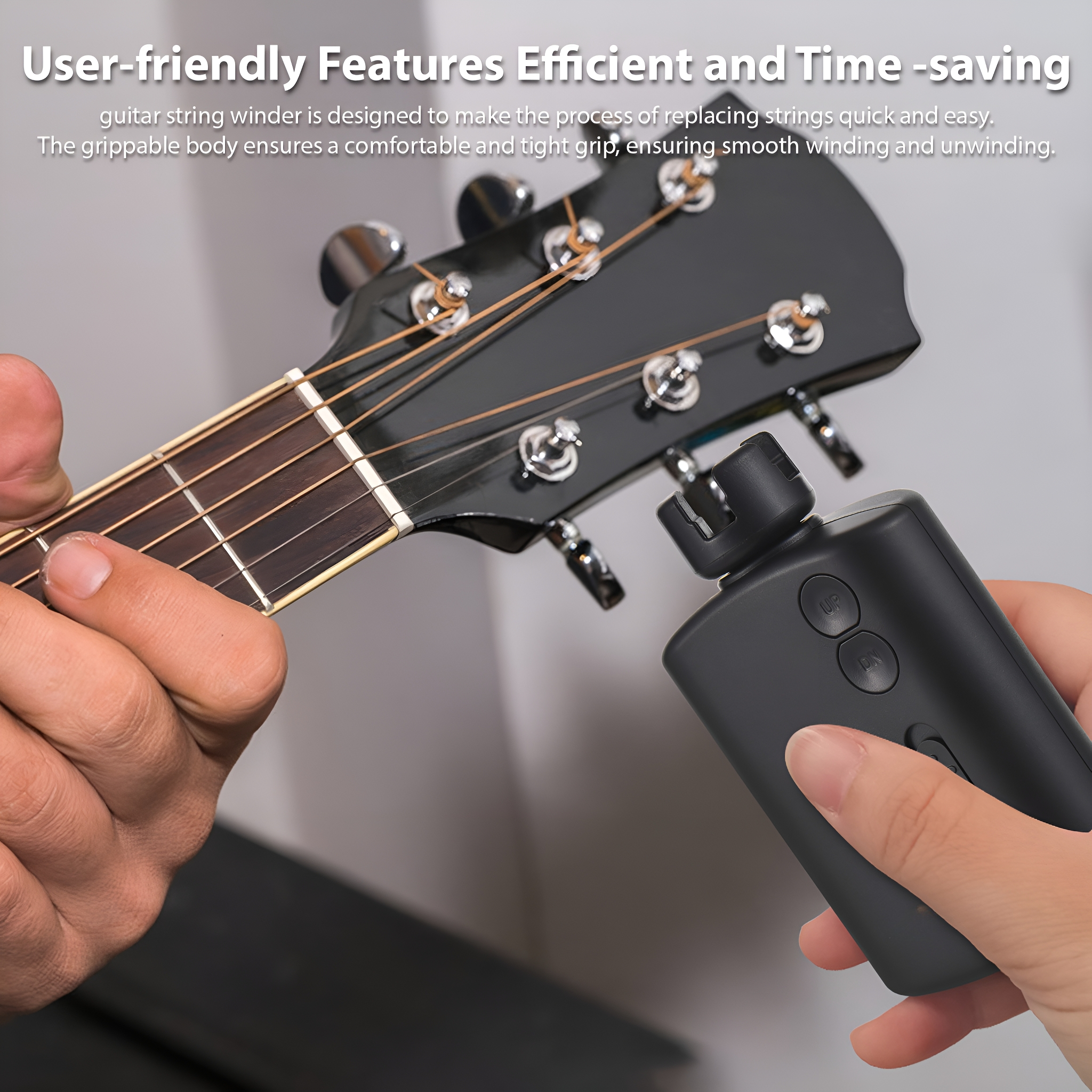 Gitarrensaitenaufzieher mit einer Gitarre. Der Aufzieher ist schwarz und wird von Händen gehalten.