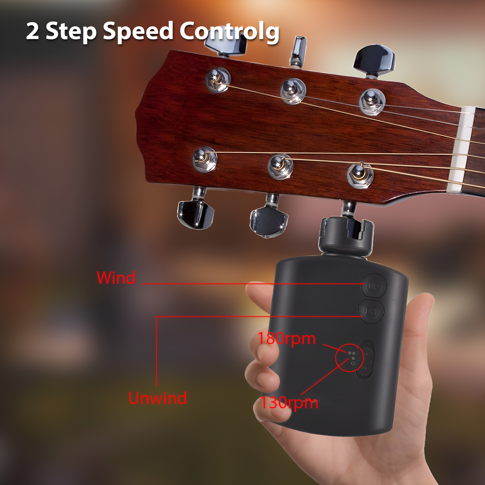 Ein schwarzer Gitarrenstimmer. Der Tuner hat einen Knopf und Text, der aufziehen und abwickeln sagt. Eine Hand hält ihn.