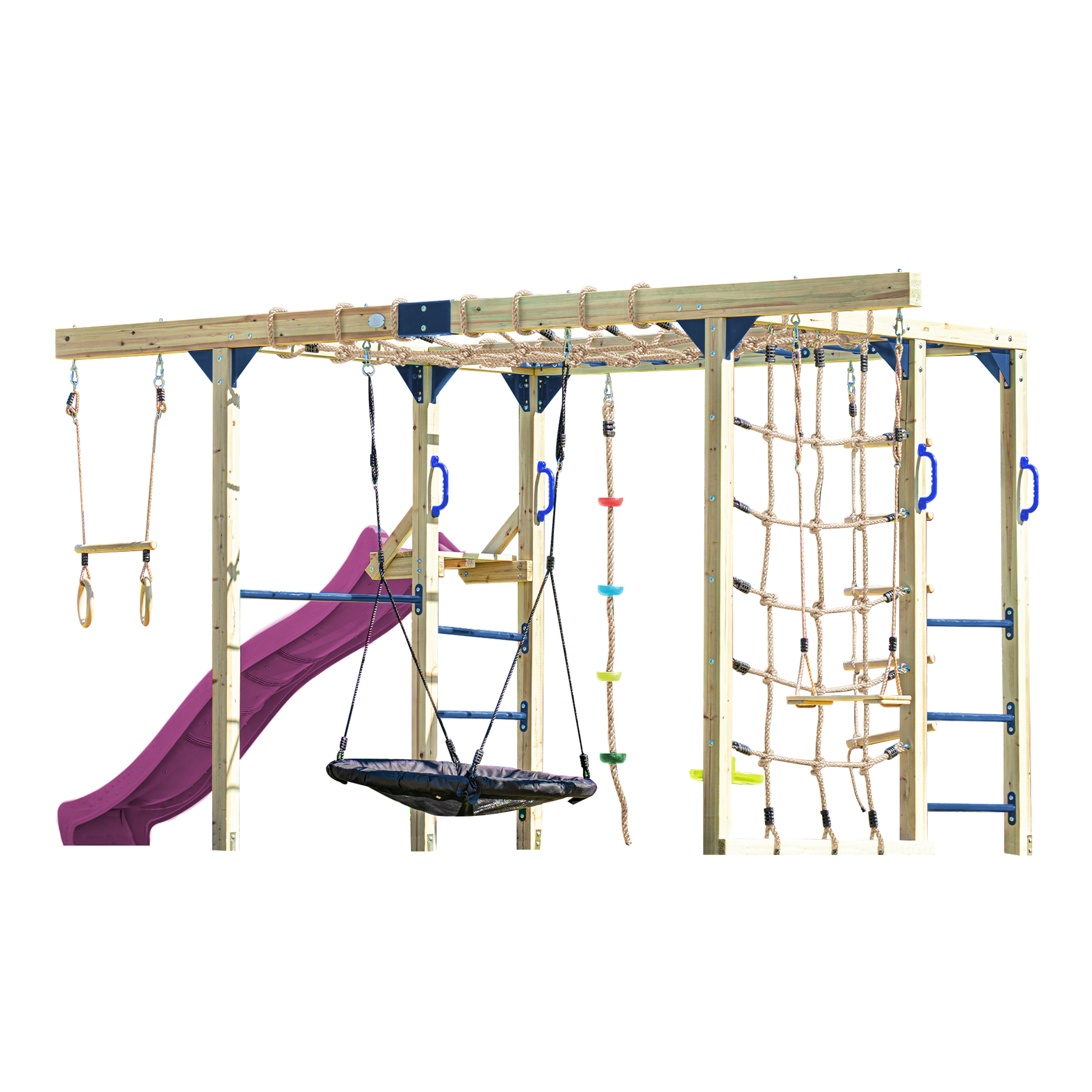 Spielplatz aus Holz mit Rutsche, Schaukel, Kletternetzen und Leitern, vor weißem Hintergrund.
