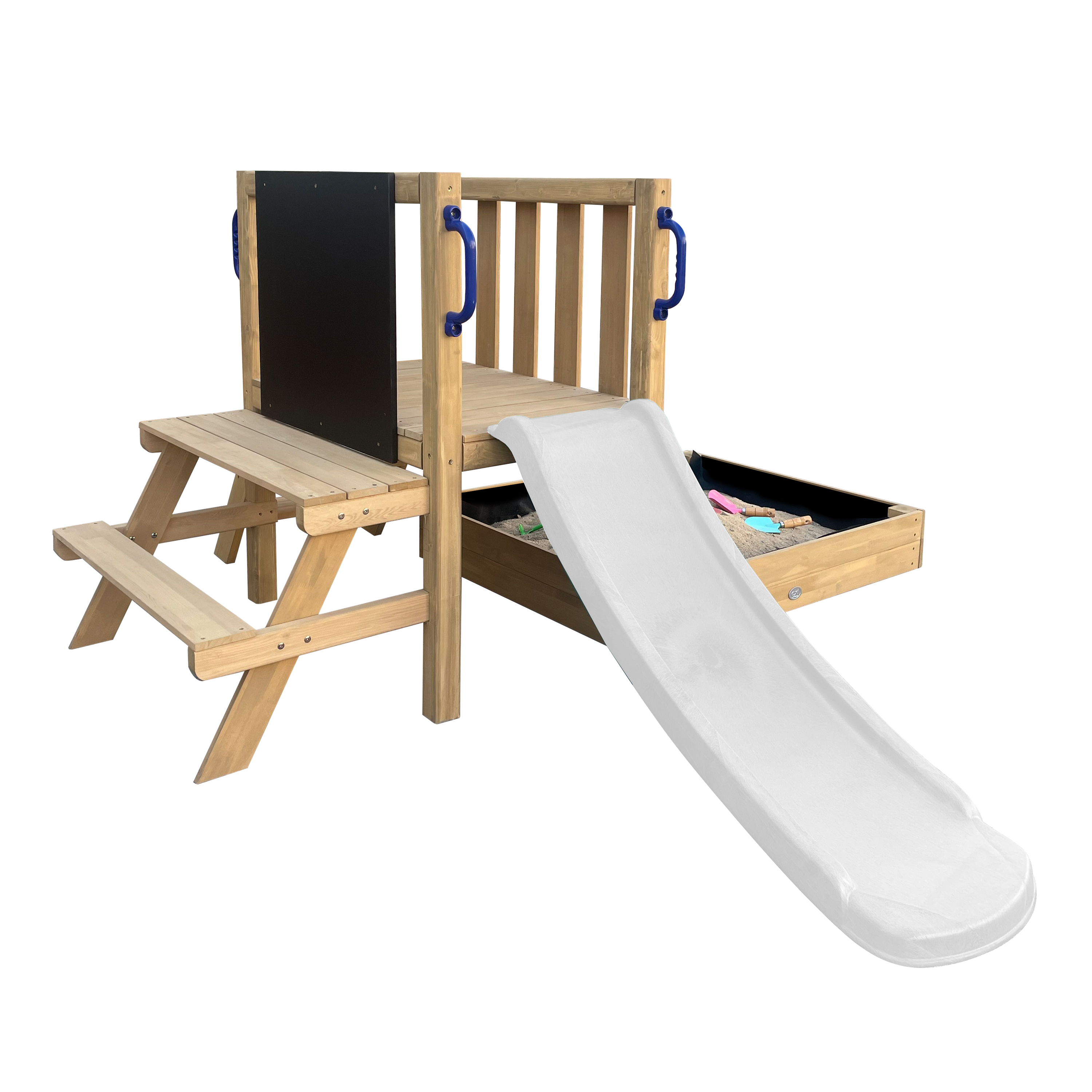 Holzspielplatz mit Rutsche, Sandkasten, Tafel und Picknicktisch.
