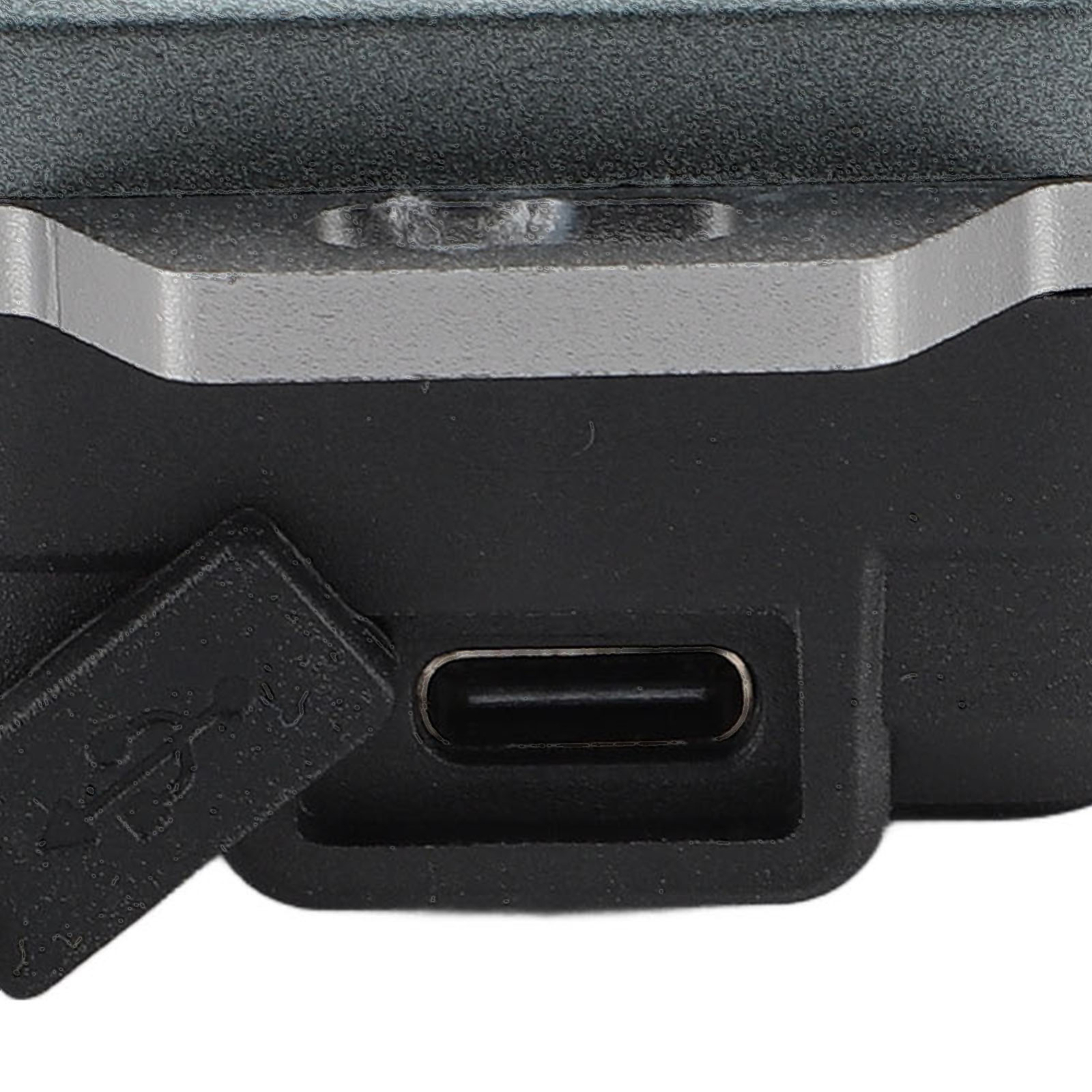 Nahaufnahme eines schwarzen Geräts mit USB-C-Anschluss und USB-Anschluss. Grau und schwarz.
