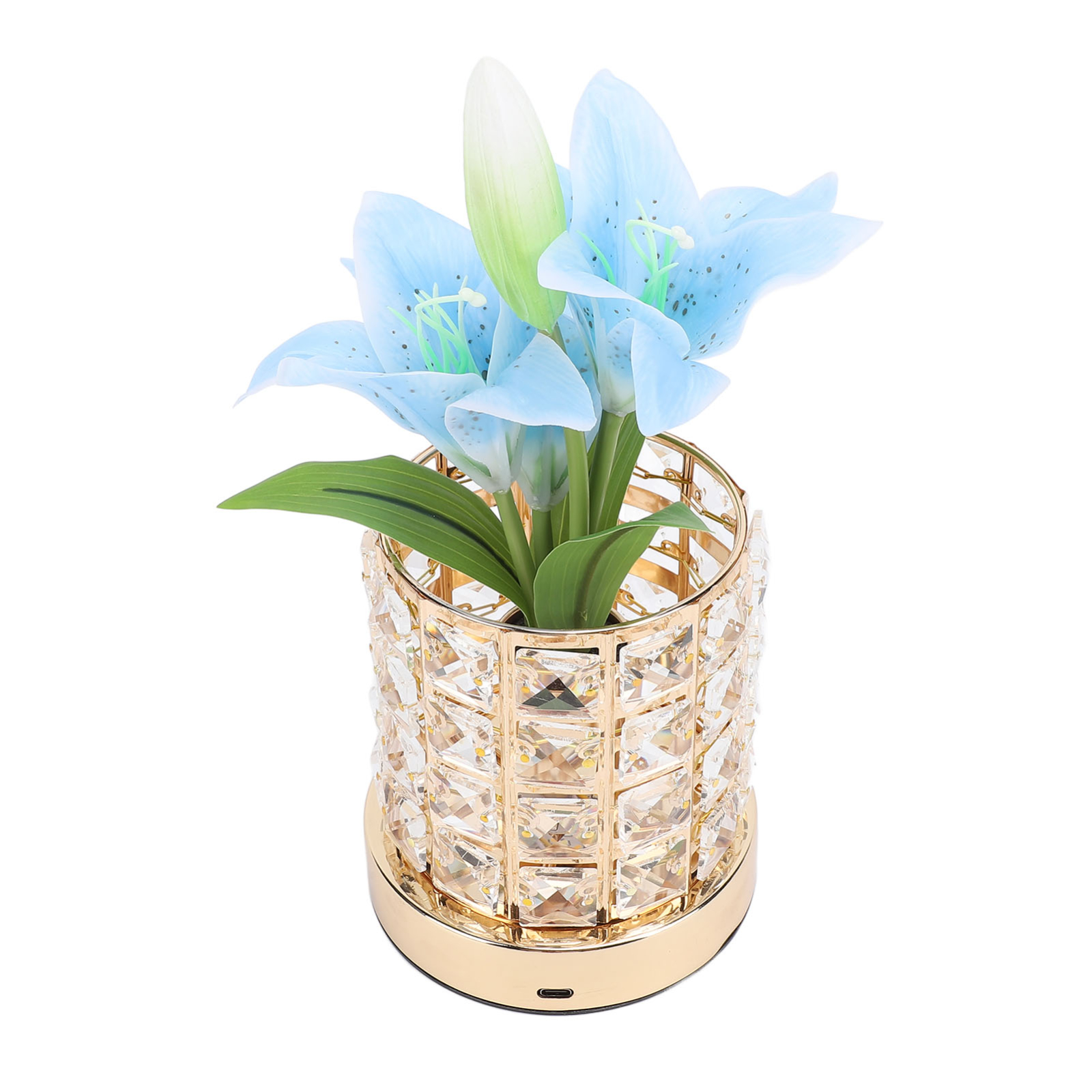 Eine goldfarbene Vase mit blauen Blumen, isoliert auf weißem Hintergrund.
