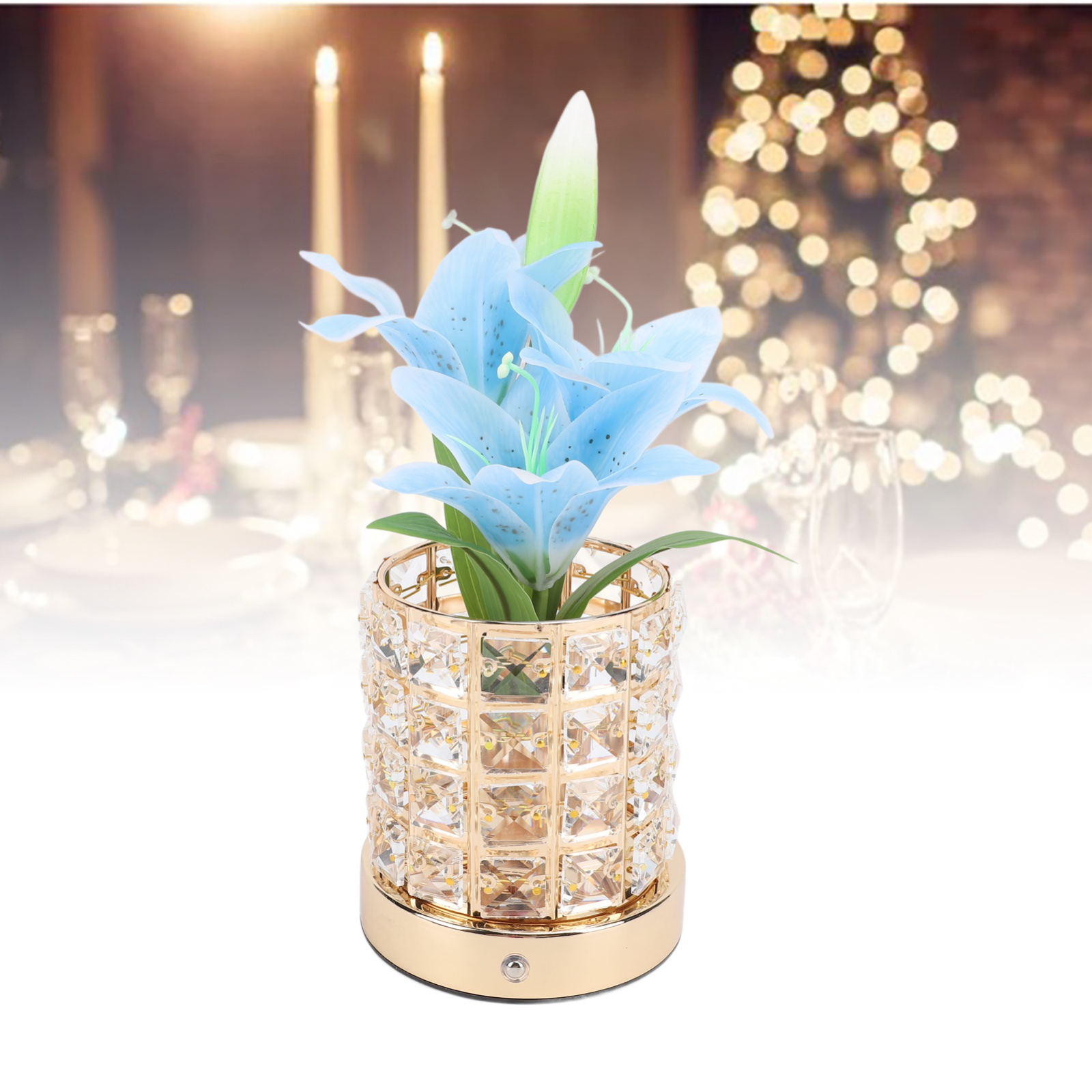 Eine goldene Vase mit blauen Blumen. Der Hintergrund ist eine verschwommene Esszene.