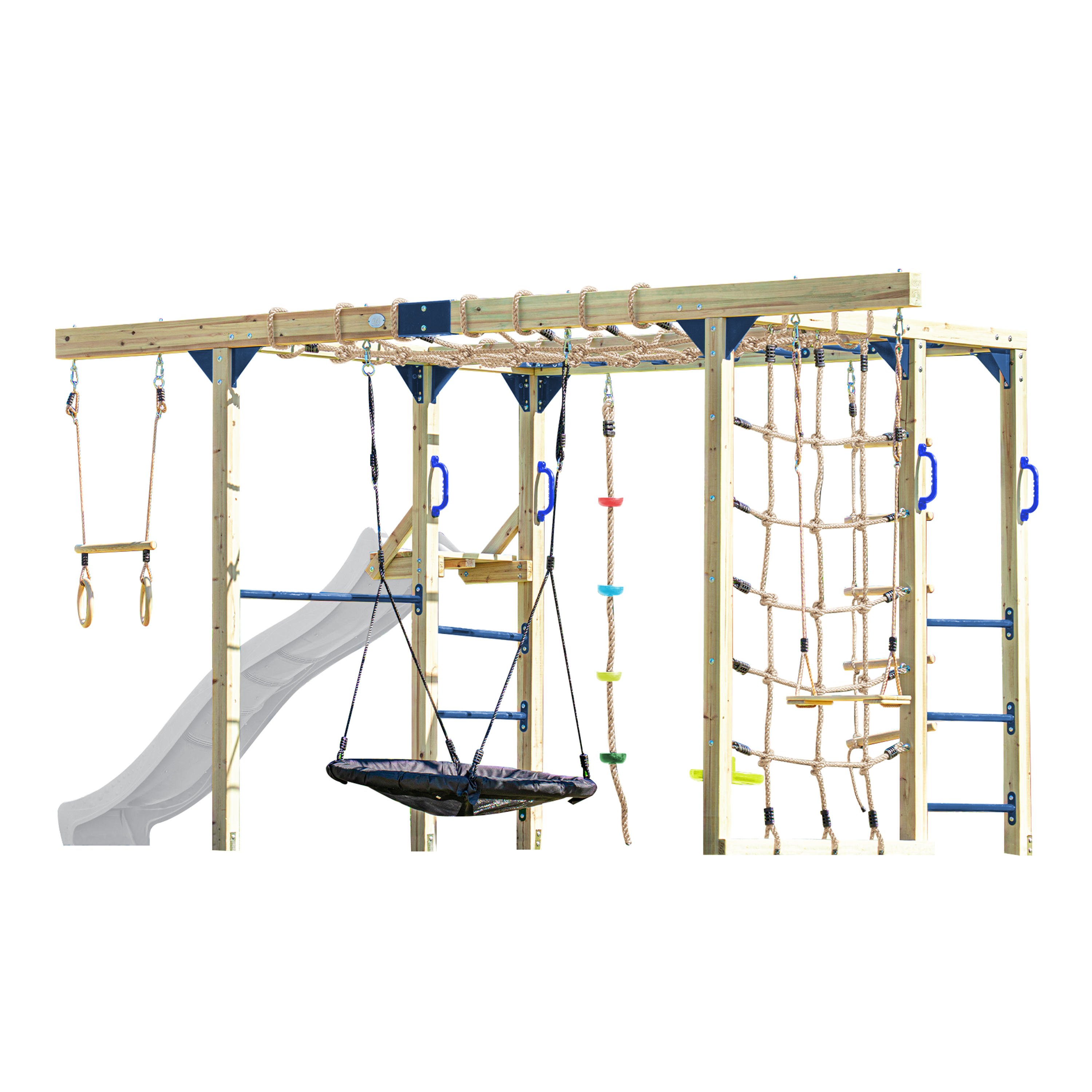 Holzspielplatzstruktur mit Rutsche, Schaukel und Kletterelementen. Es befindet sich auf weißem Hintergrund.