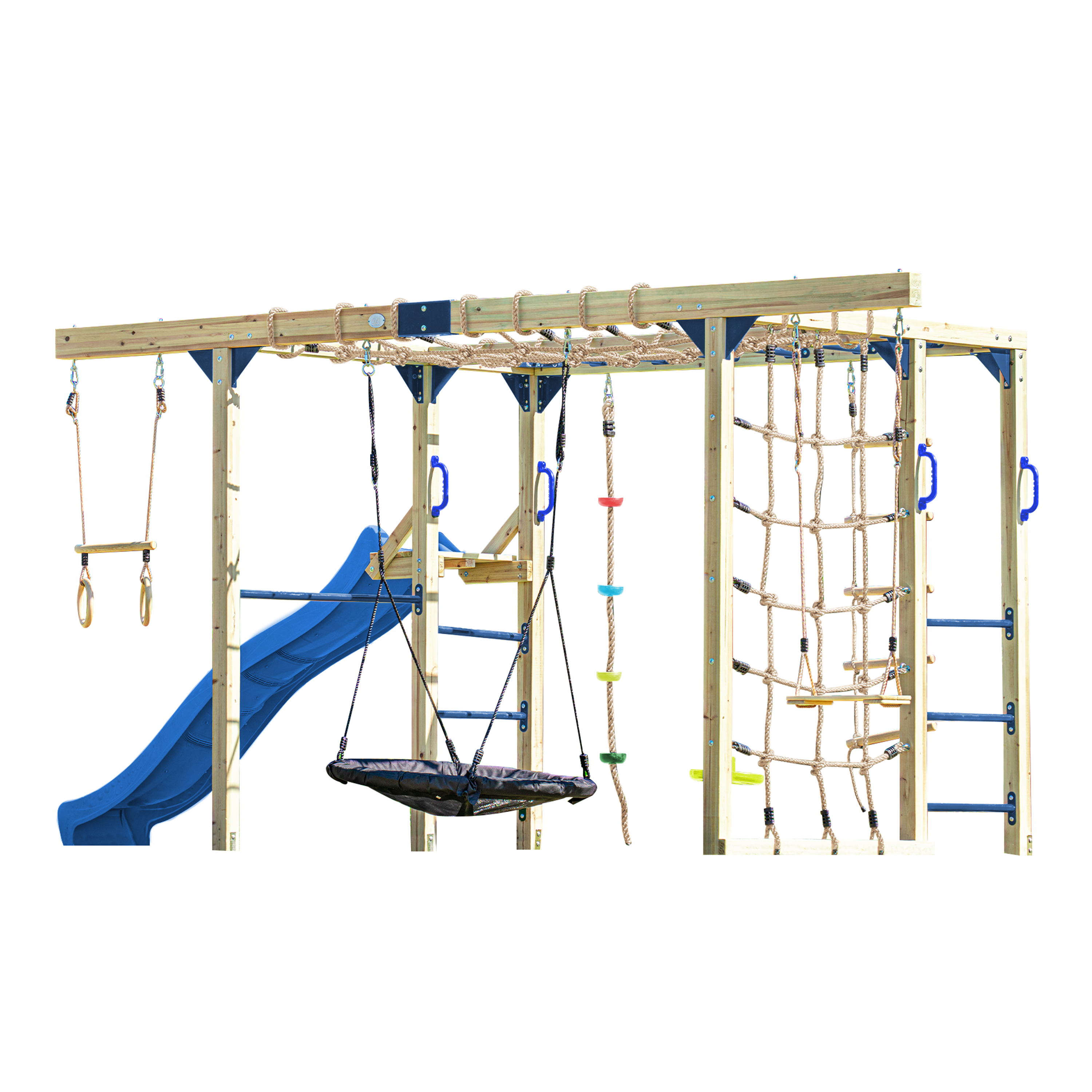 Eine Holzspielplatzstruktur mit Rutsche, Schaukel, Kletternetz und Leitern, alles auf weißem Hintergrund.
