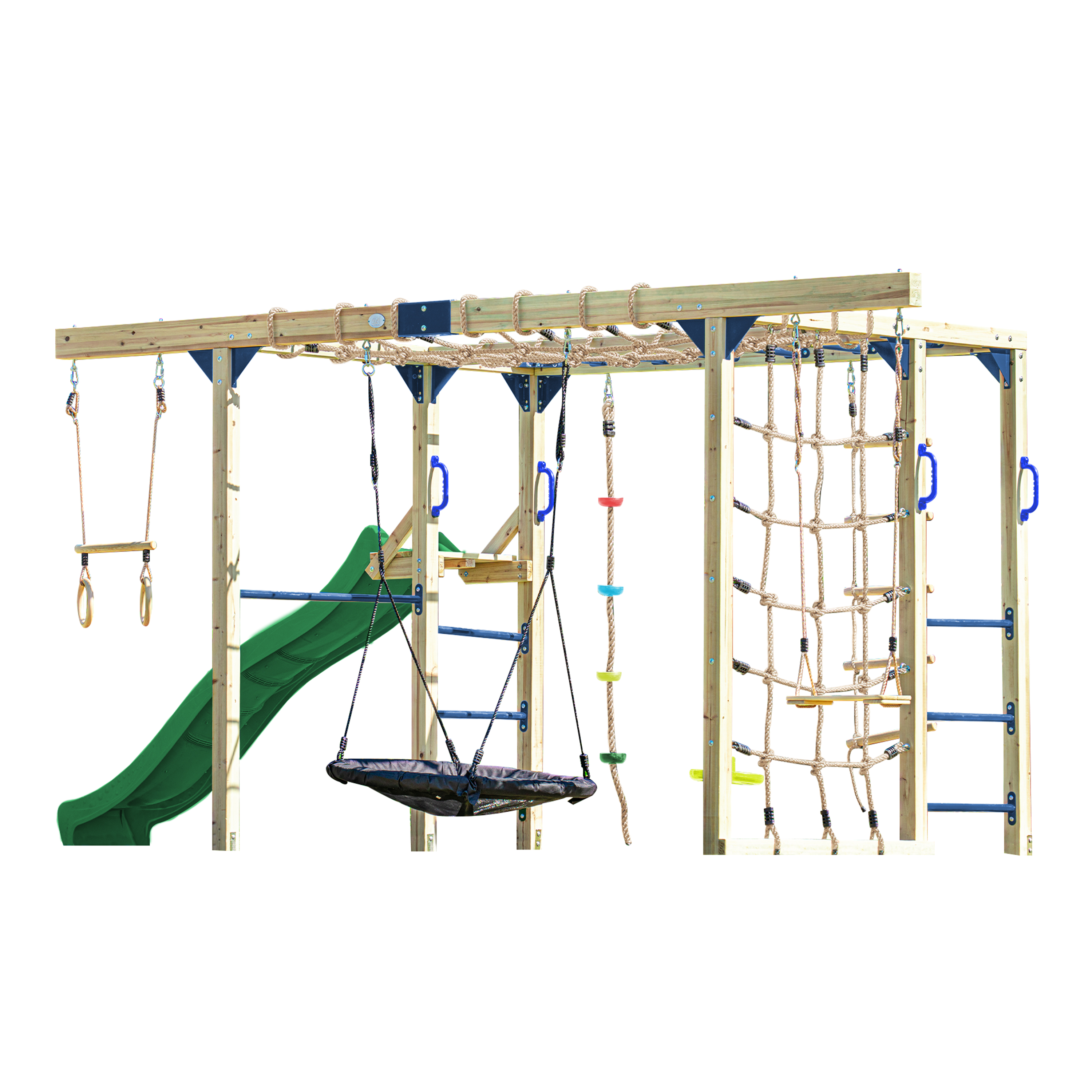 Outdoor-Spielplatzstruktur aus Holz mit verschiedenen Kletter- und Schwingelementen auf weißem Hintergrund.