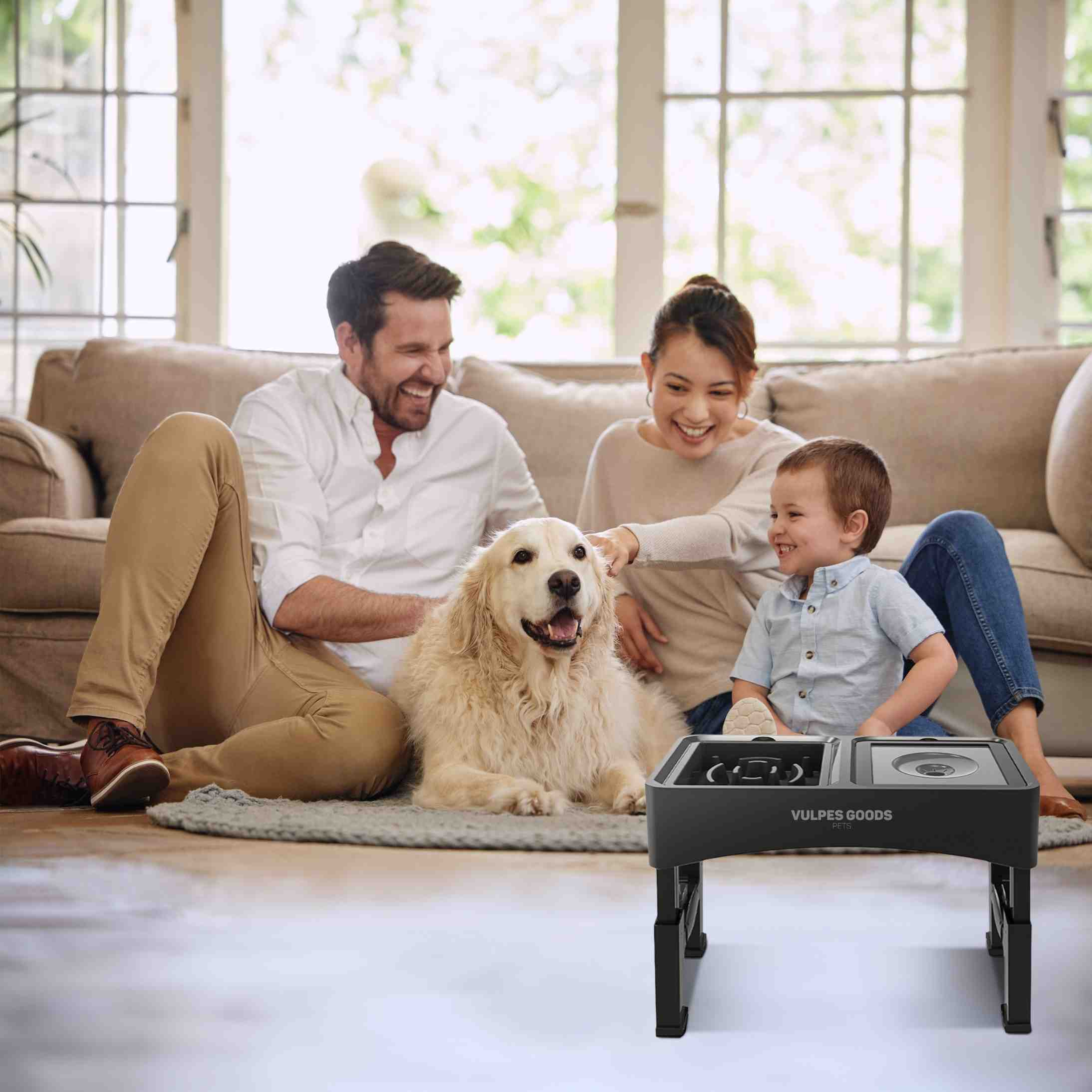 Familie und Hund im Wohnzimmer, Hund auf einem schwarzen Tisch mit Essen und Getränken darauf.