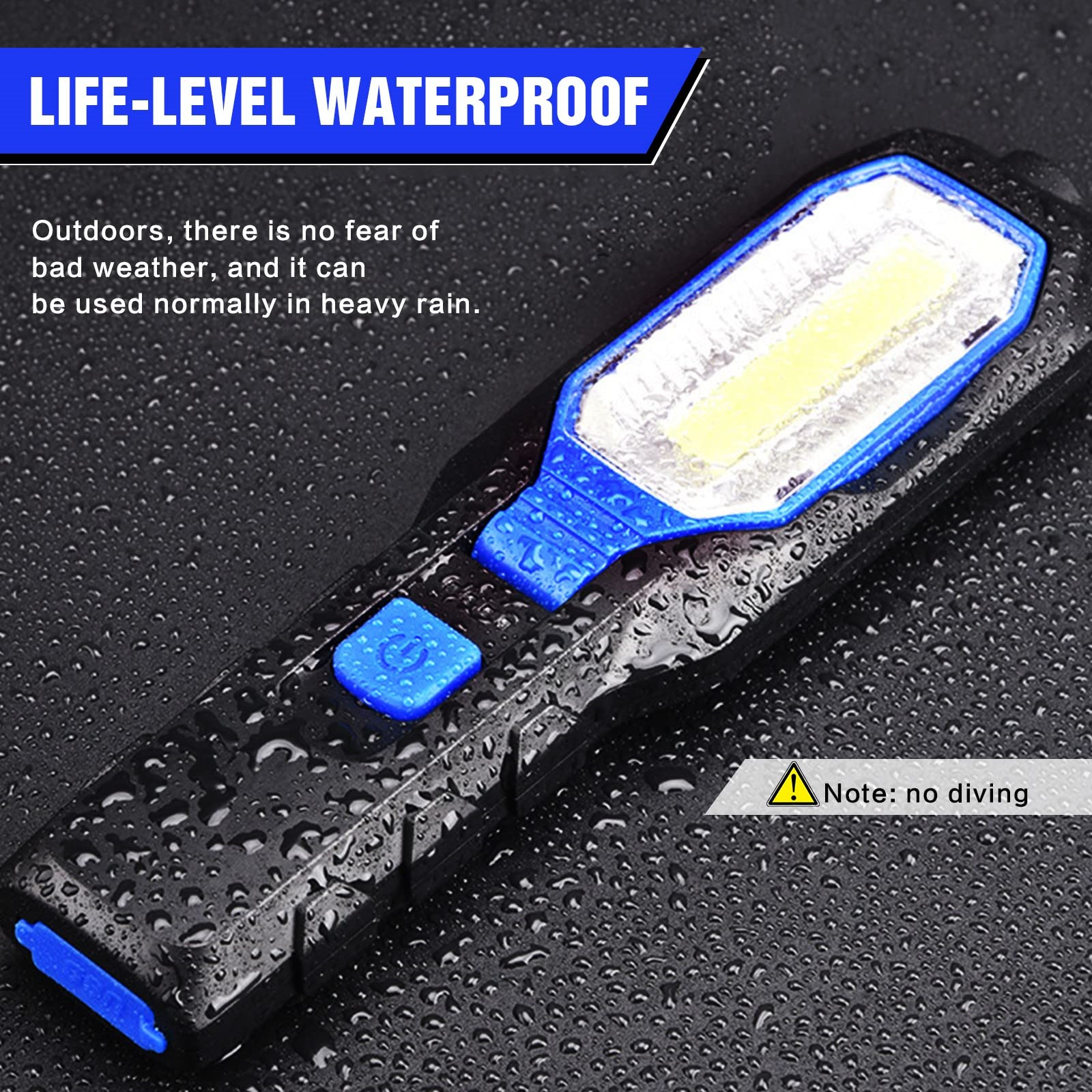 Schwarze wasserdichte Arbeitsleuchte auf nasser Oberfläche. Blaue Taste und Akzente. Text lautet 'Life-Level Waterproof'.