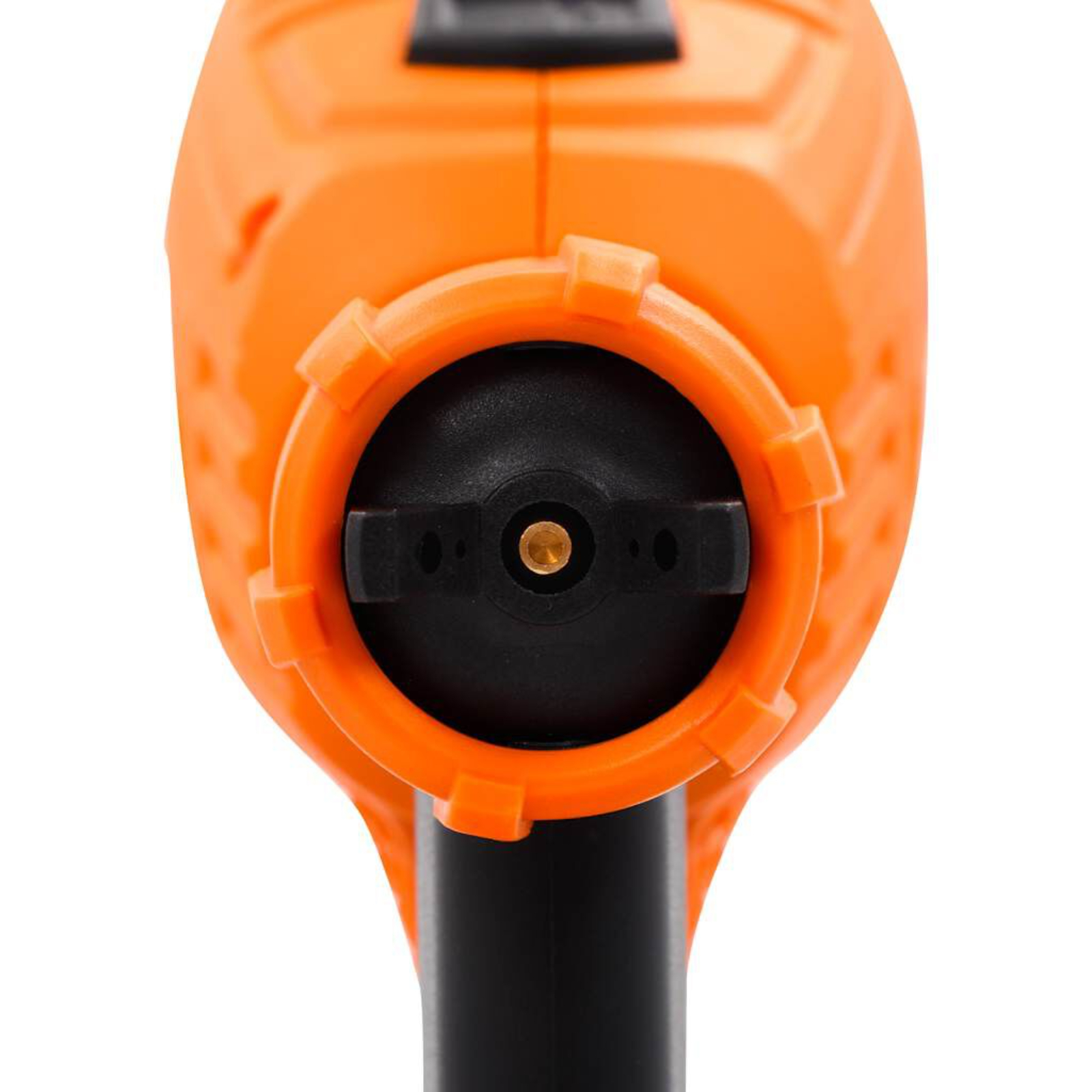 Nahaufnahme einer orangefarbenen Spritzpistolendüse, schwarze Mitte und eine kleine goldene Spitze.
