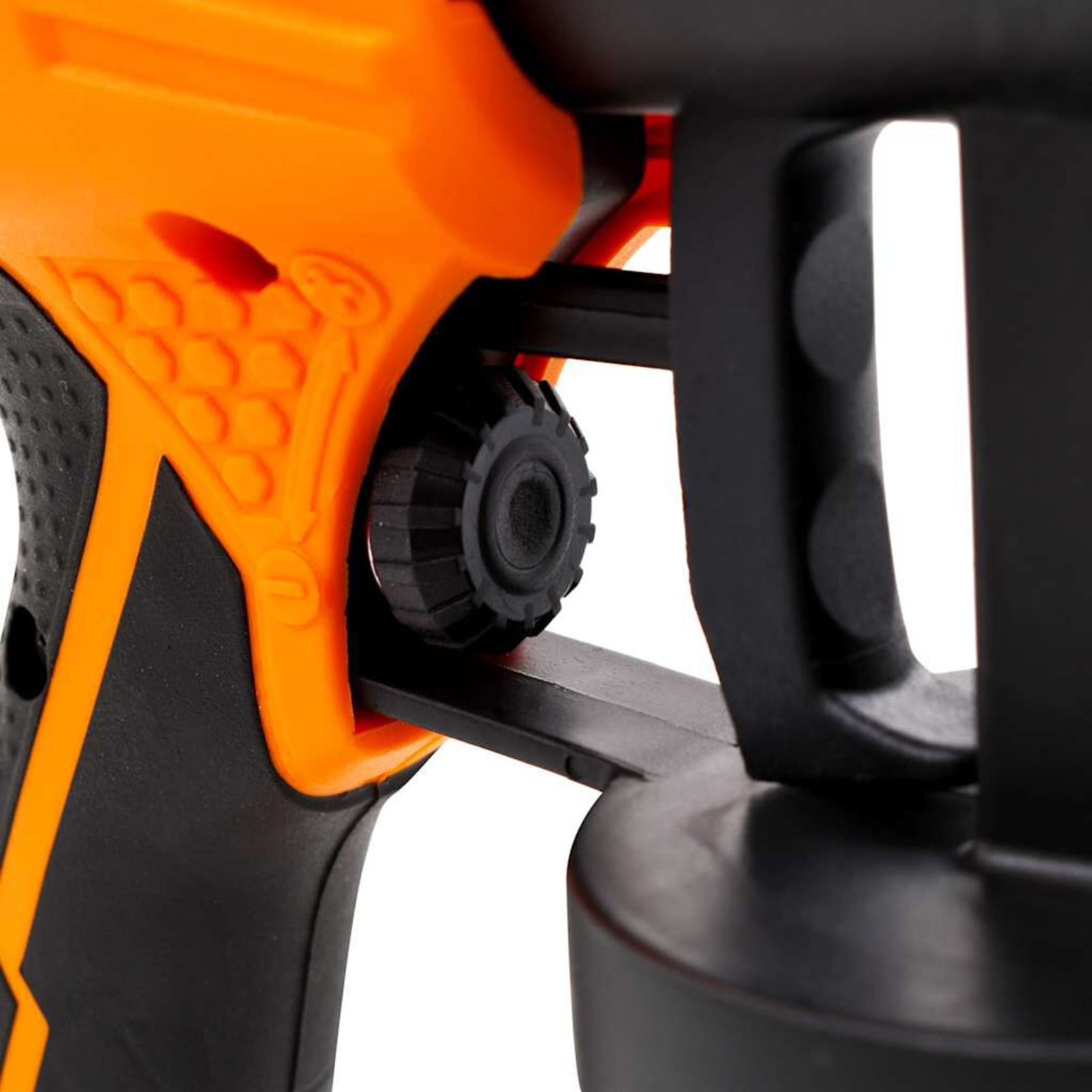 Nahaufnahme einer orange-schwarzen Spielzeugpistole, die den Auslöser und ein kleines schwarzes Rad zeigt.