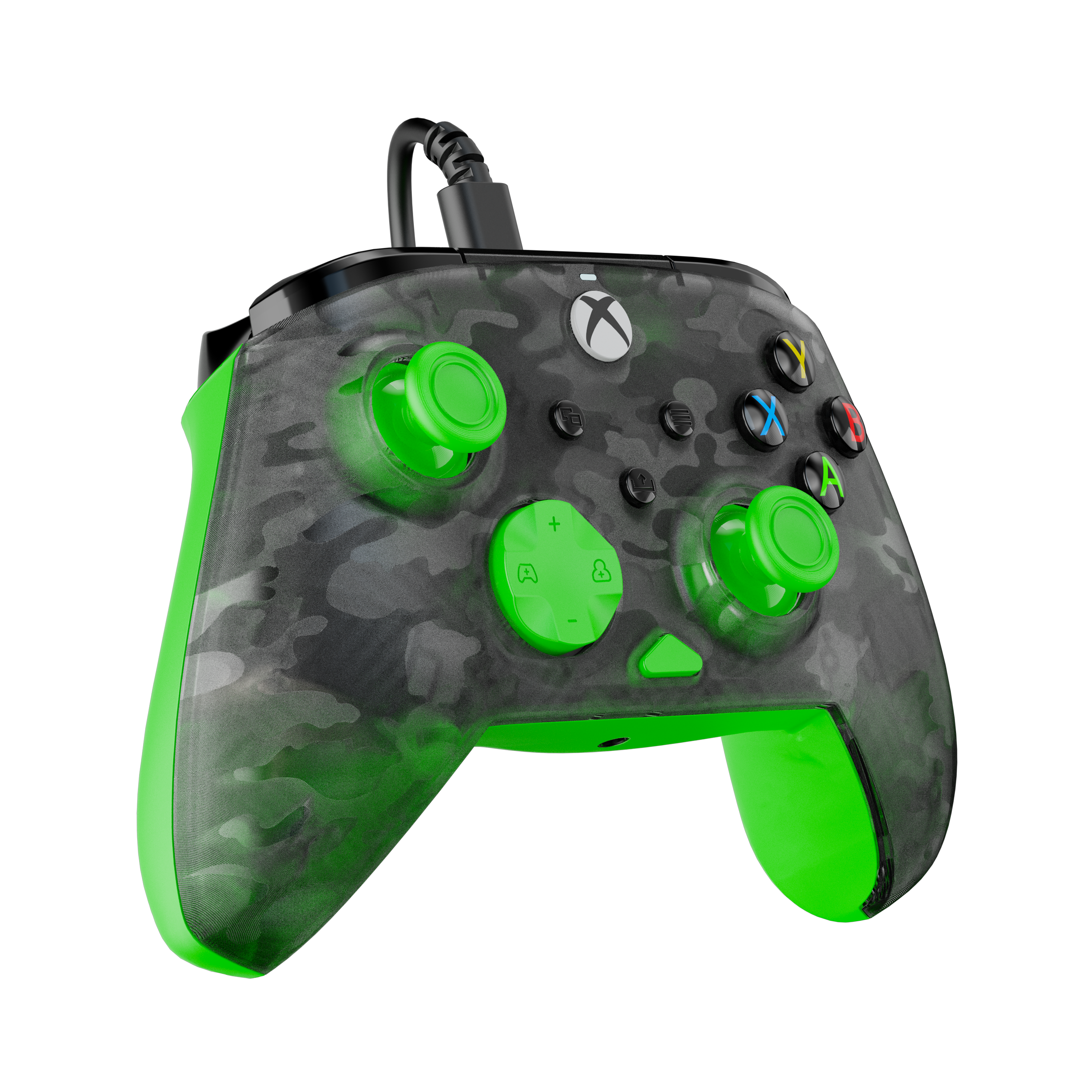 Zielono-czarny kontroler Xbox w kamuflażu z zielonymi przyciskami i czarnym kablem.