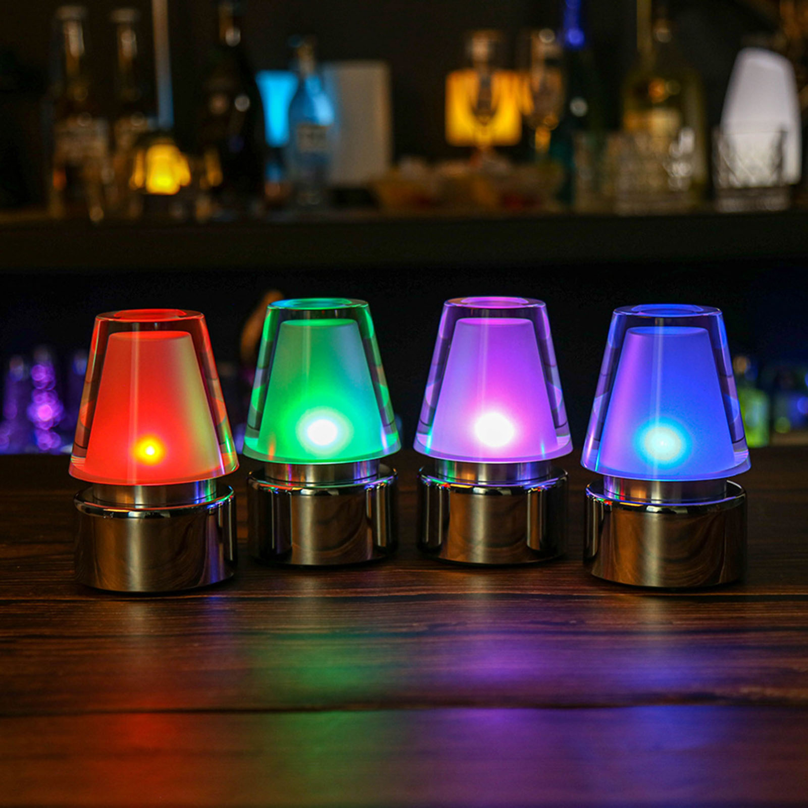 Vier farbige Lichter mit einer Bar im Hintergrund.