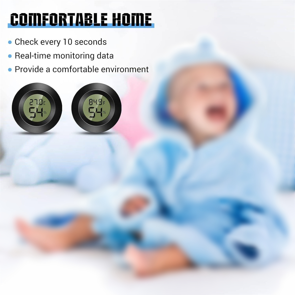 Zwei schwarze digitale Thermometer, die Temperatur und Luftfeuchtigkeit anzeigen; ein Baby im blauen Bademantel.