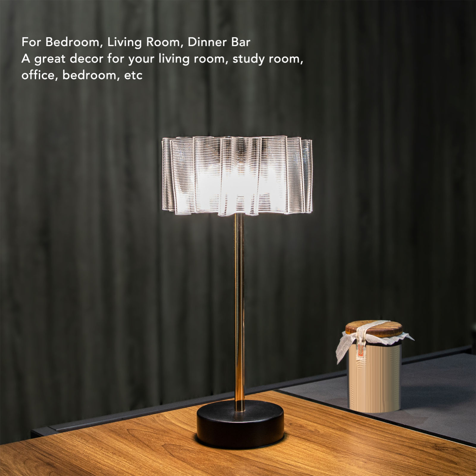 Moderne Lampe auf einem Tisch mit einem Glas, für Schlafzimmer, Wohnzimmer, Essbar usw. konzipiert.