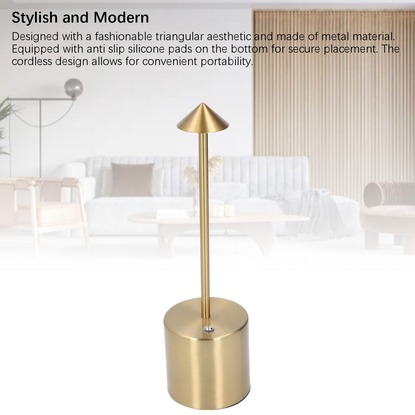 Goldene Tischlampe mit konischem Schirm, rundem Sockel und Knopf. Hintergrund: verschwommenes Sofa.