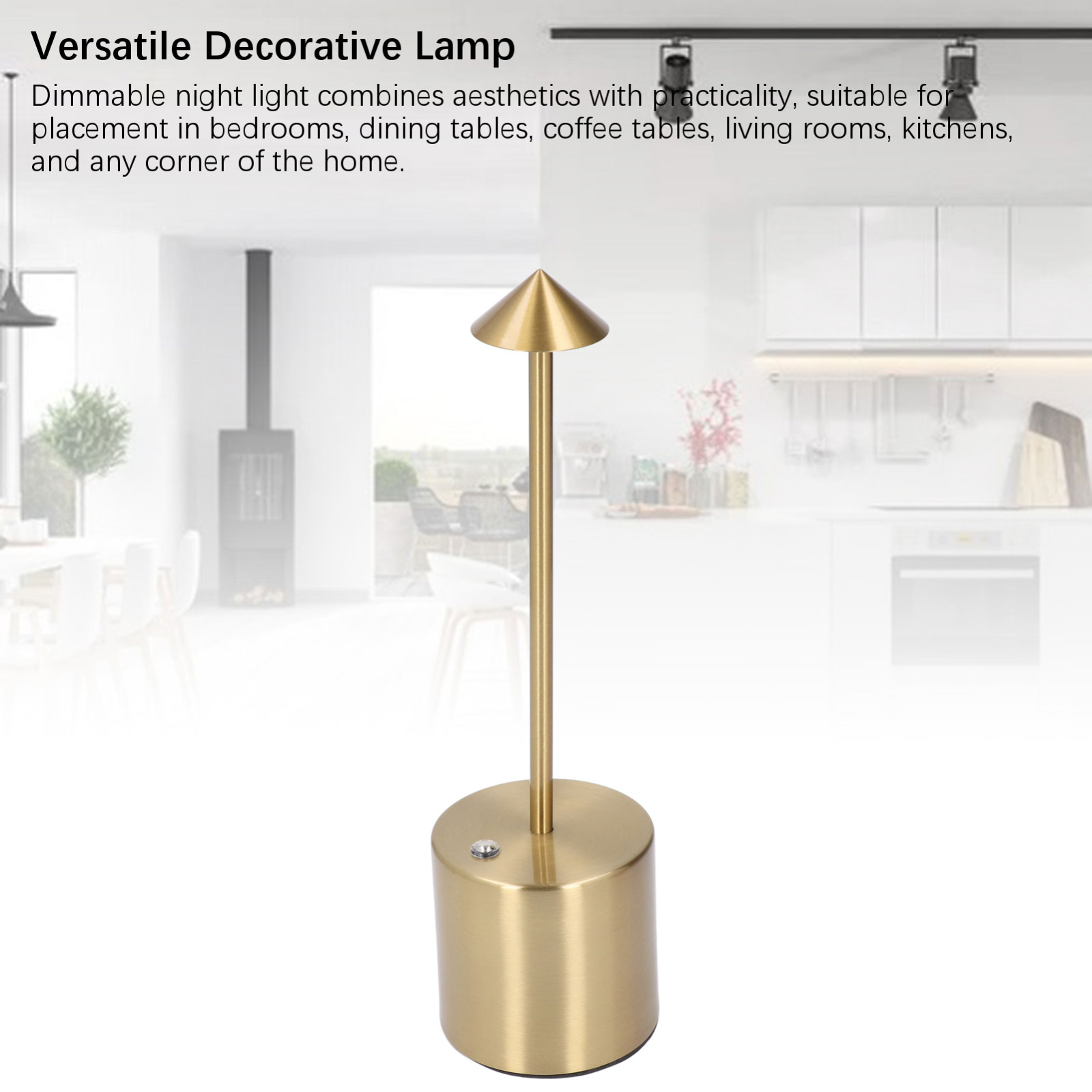 Goldene Tischlampe mit konischem Aufsatz und rundem Sockel, vor verschwommenem Küchenhintergrund.