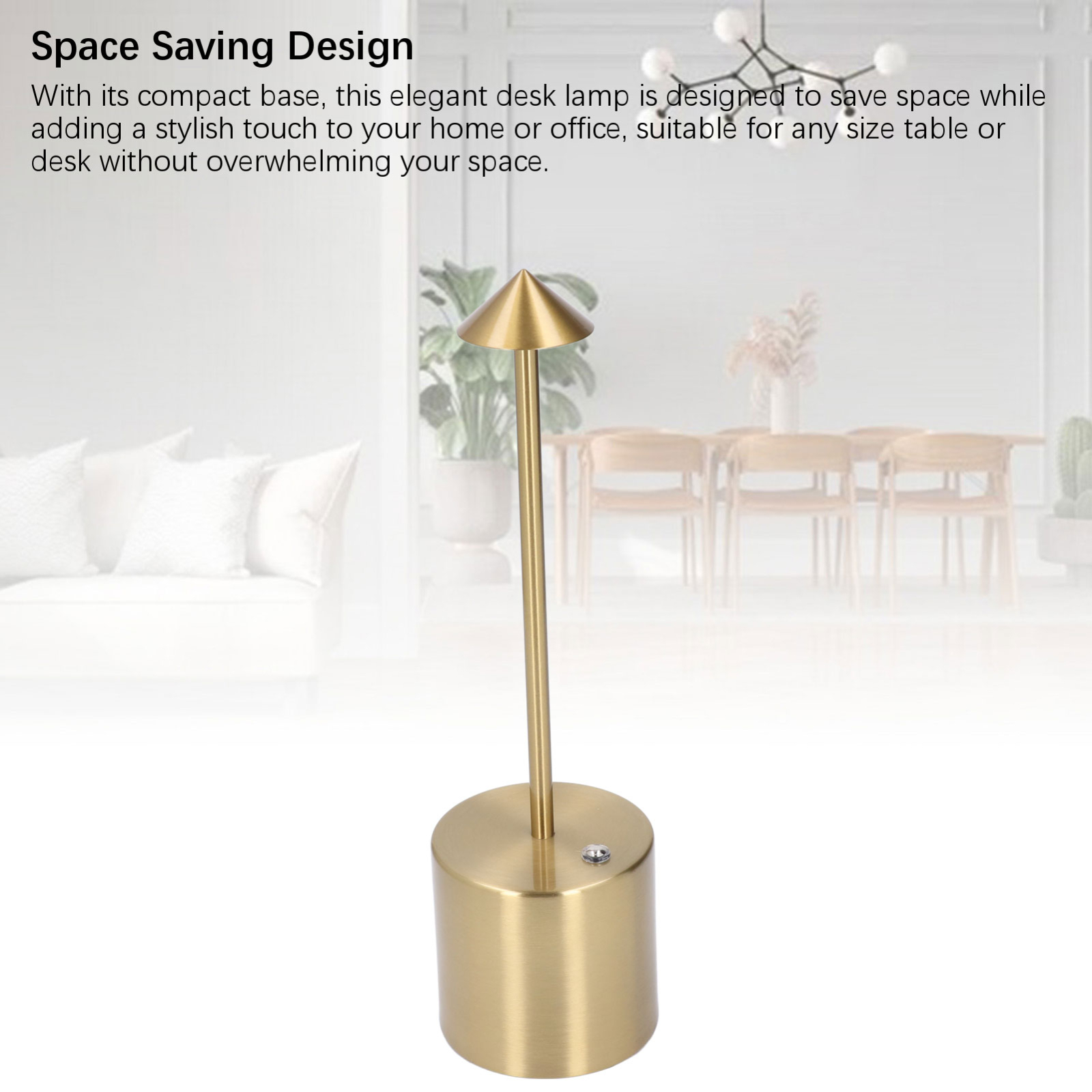 Goldene Schreibtischlampe mit konischem Kopf und zylindrischem Sockel, auf einem Schreibtisch.