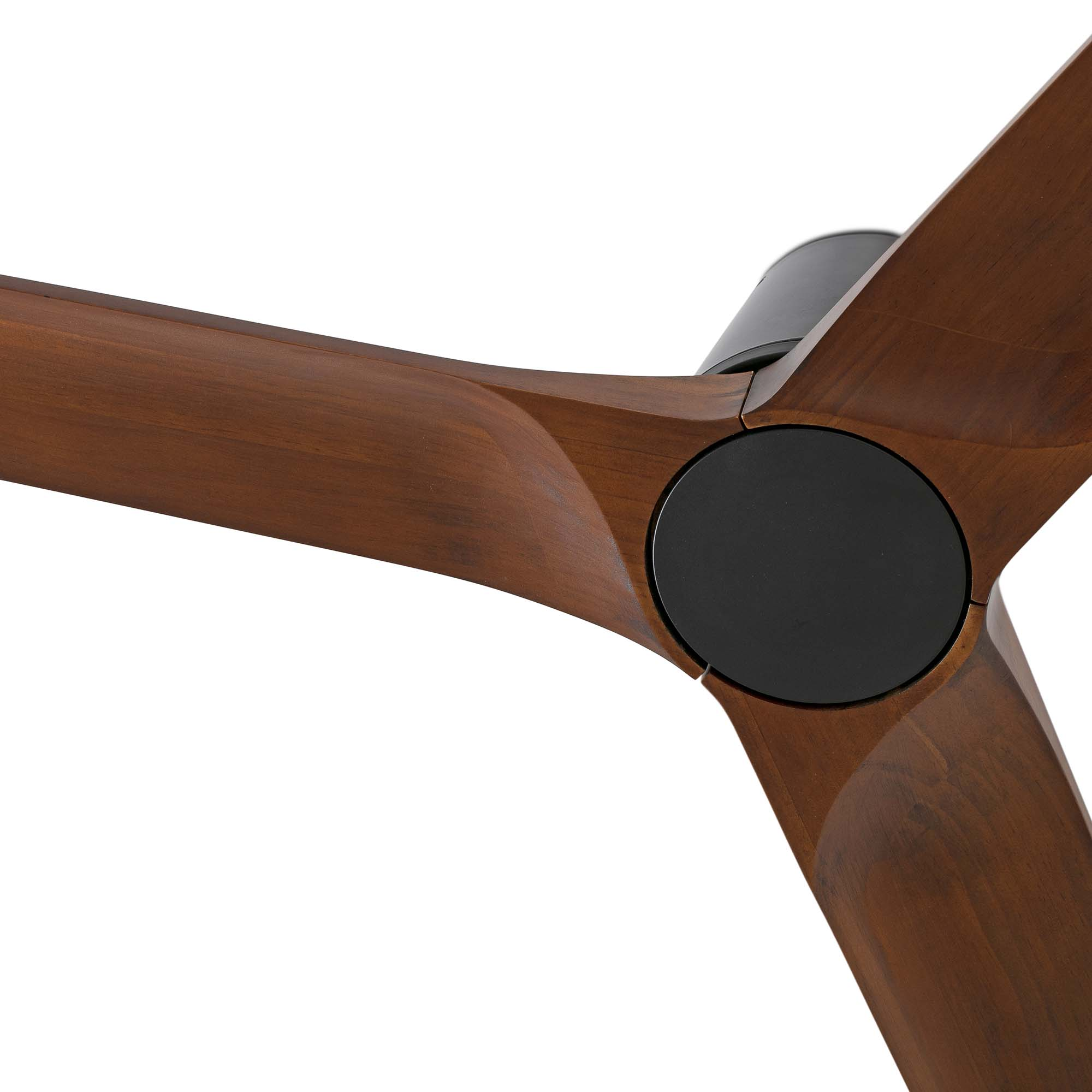 Deckenventilator mit drei dunklen Holzblättern und einem schwarzen Motorgehäuse. Weißer Hintergrund.