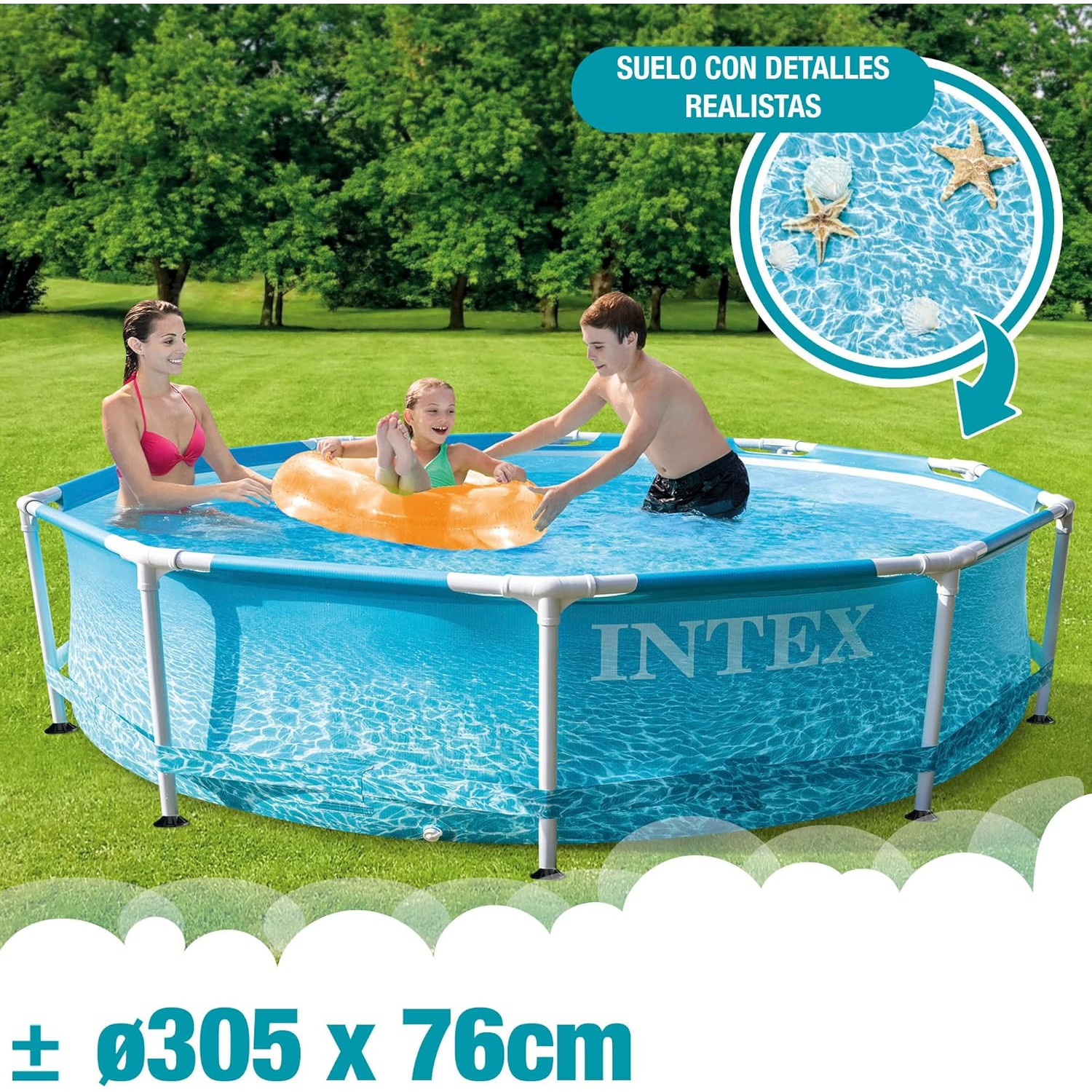 Eine dreiköpfige Familie in einem blauen Pool mit weißem Rahmen. Der Pool befindet sich auf einer Wiese.