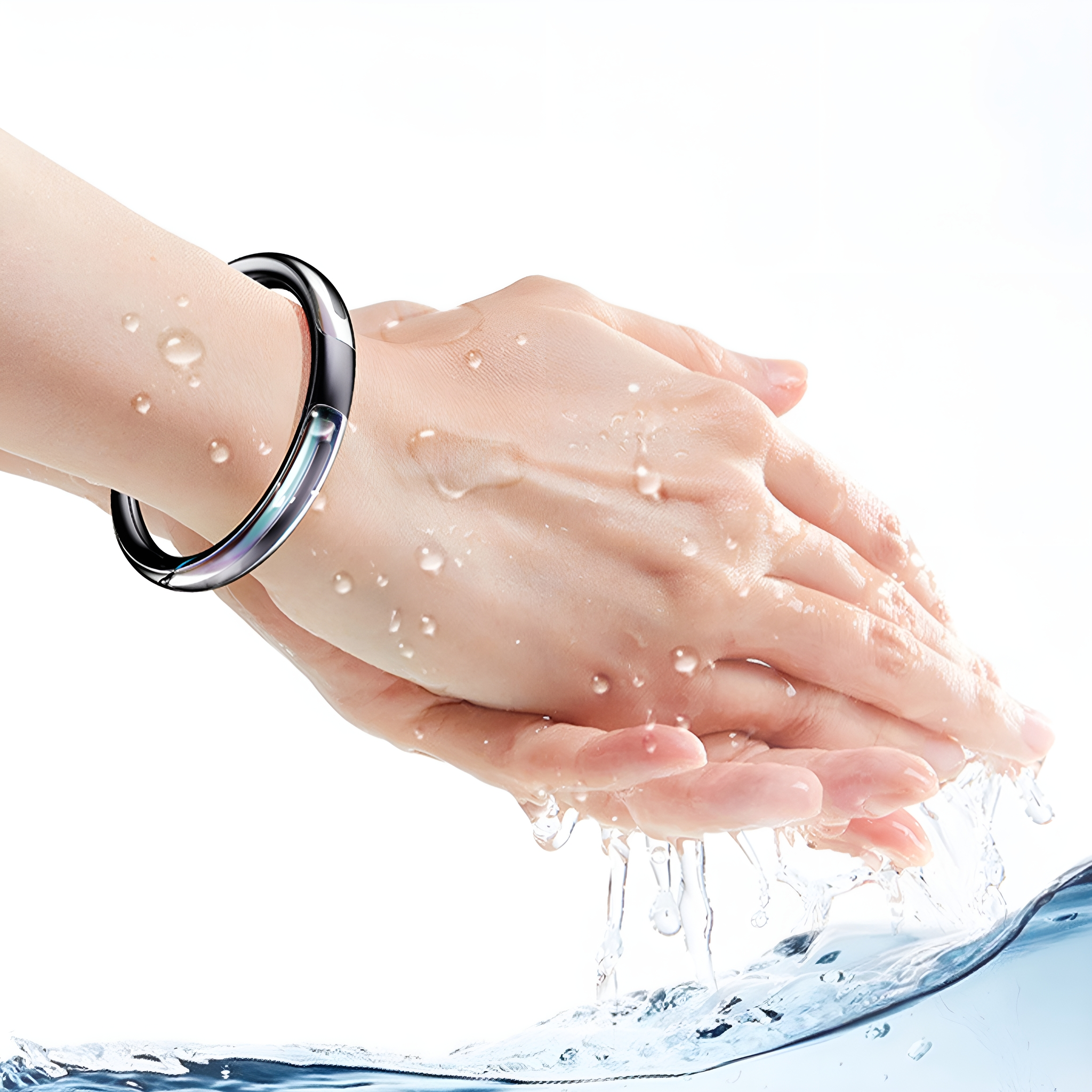 Hände unter fließendem Wasser mit einem metallischen kreisförmigen Armband am Handgelenk.