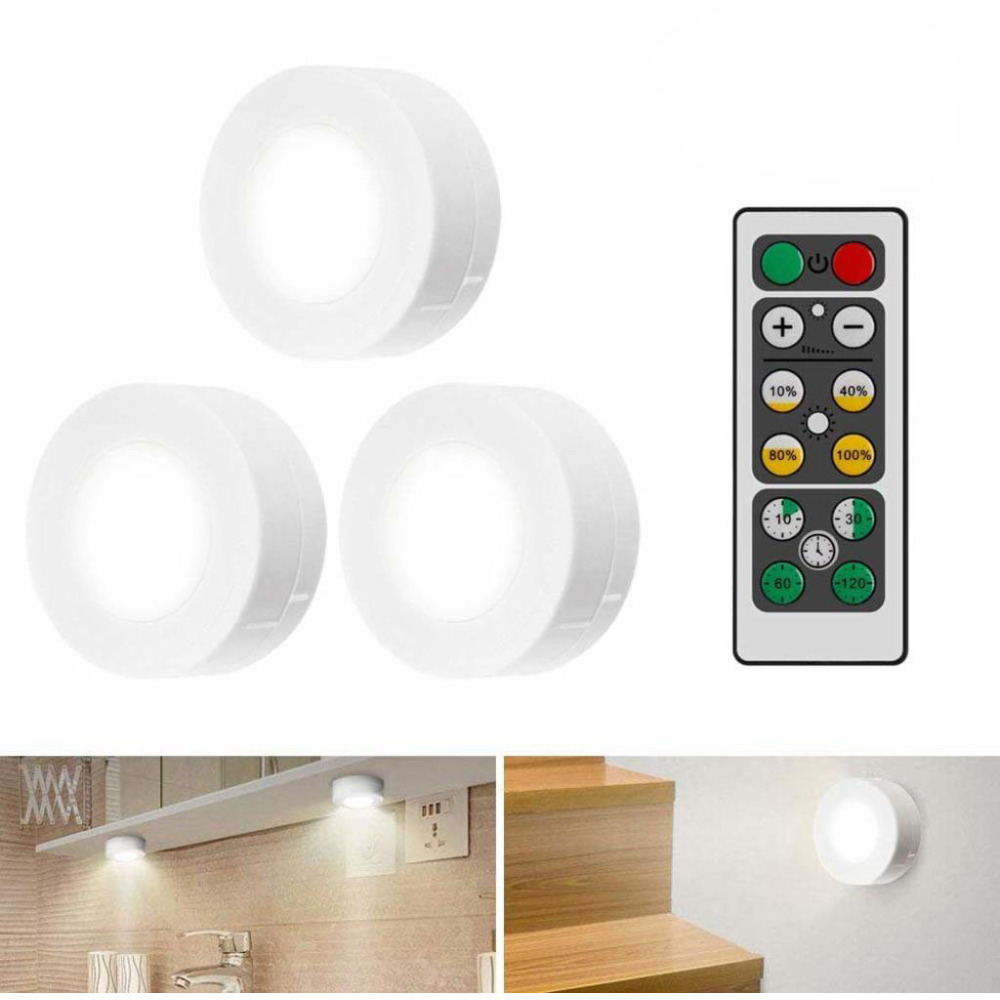 Drei weiße Lichter und eine Fernbedienung mit Knöpfen. Zusätzliche Lichter installiert.