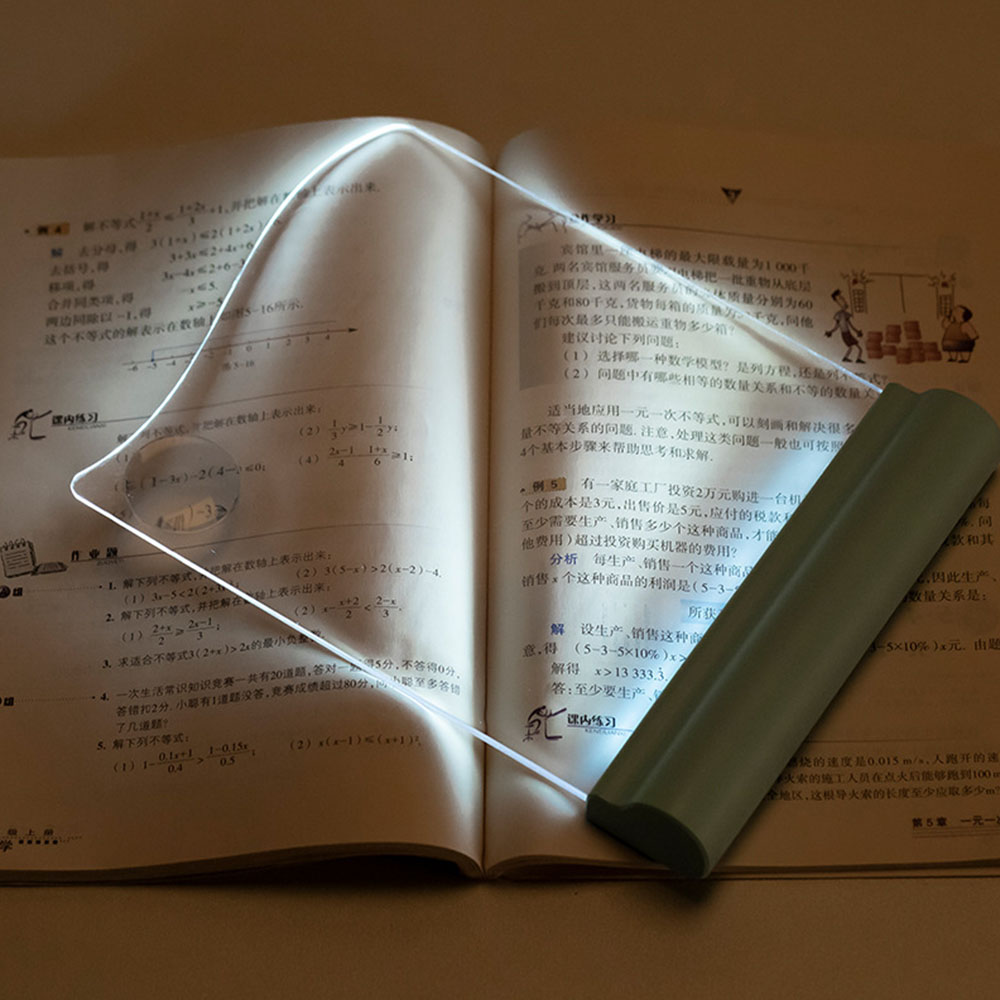 Eine beleuchtete Lupe über einem offenen Buch mit Text und Gleichungen. Das Glas wird von einem weißen Griff gehalten.