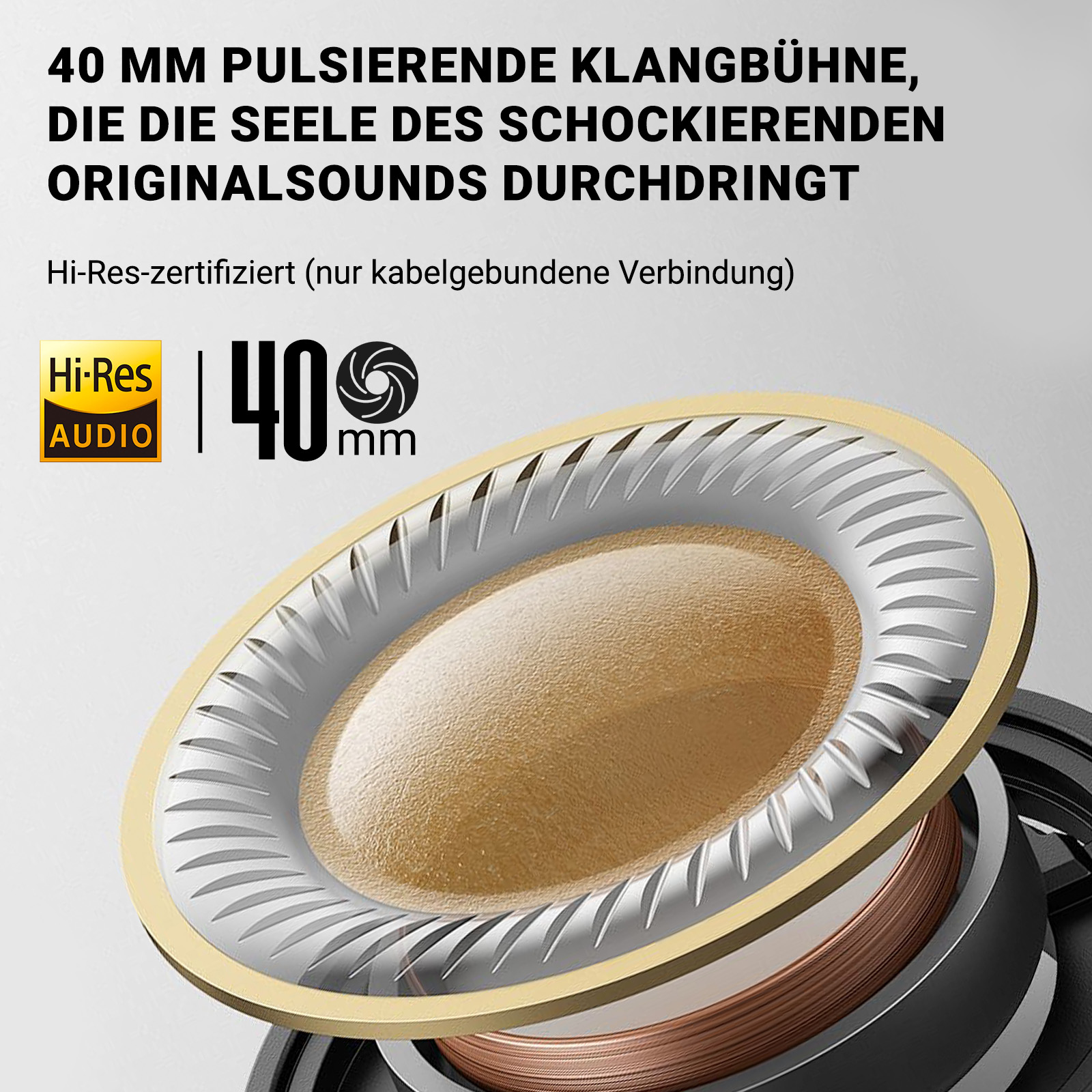 Nahaufnahme eines Lautsprechers. Der Lautsprecher ist goldfarben mit einem metallischen Gitter und braunem Inneren.