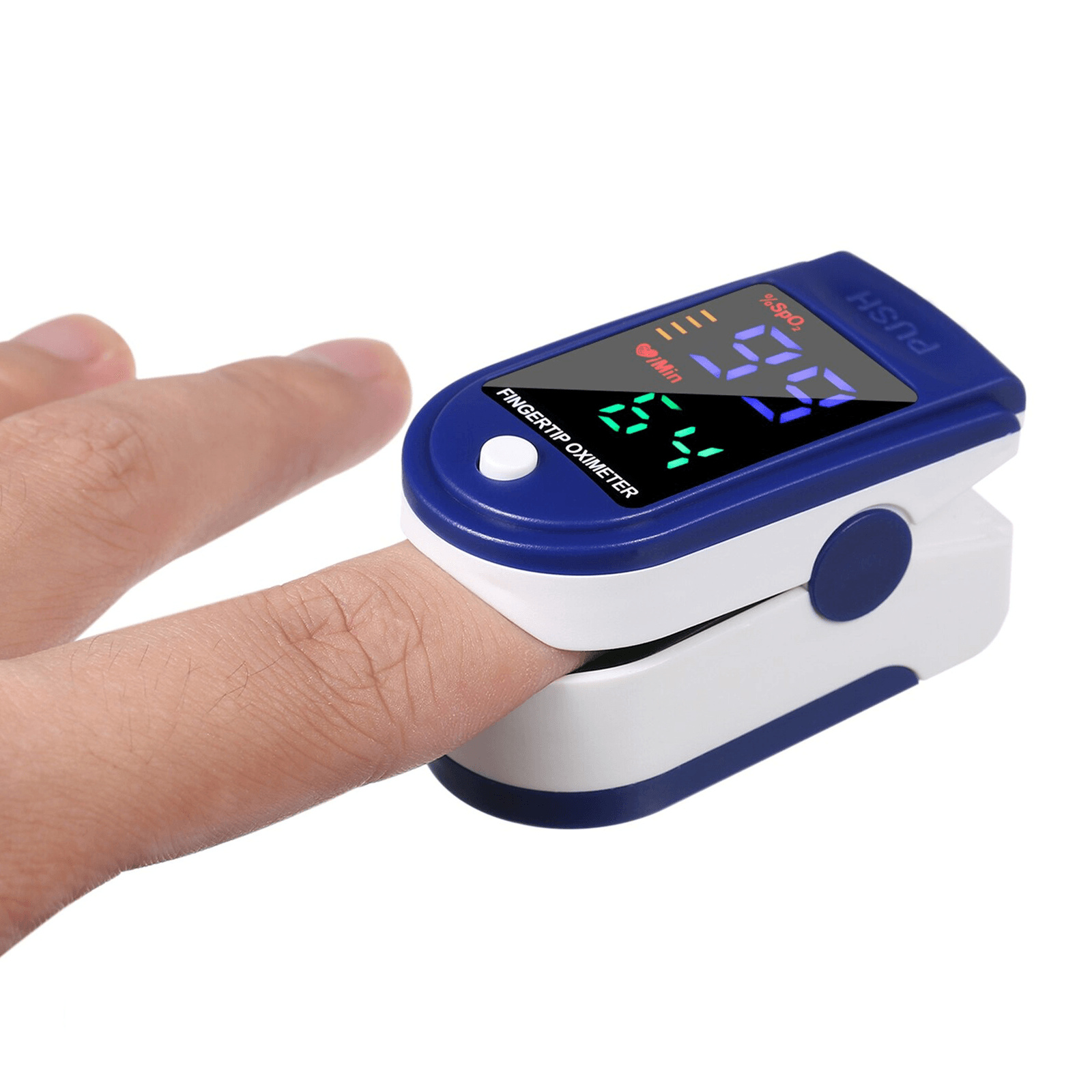 Finger mit Oximeter, das Pulsfrequenz und SpO2-Wert anzeigt. Weißer Hintergrund.