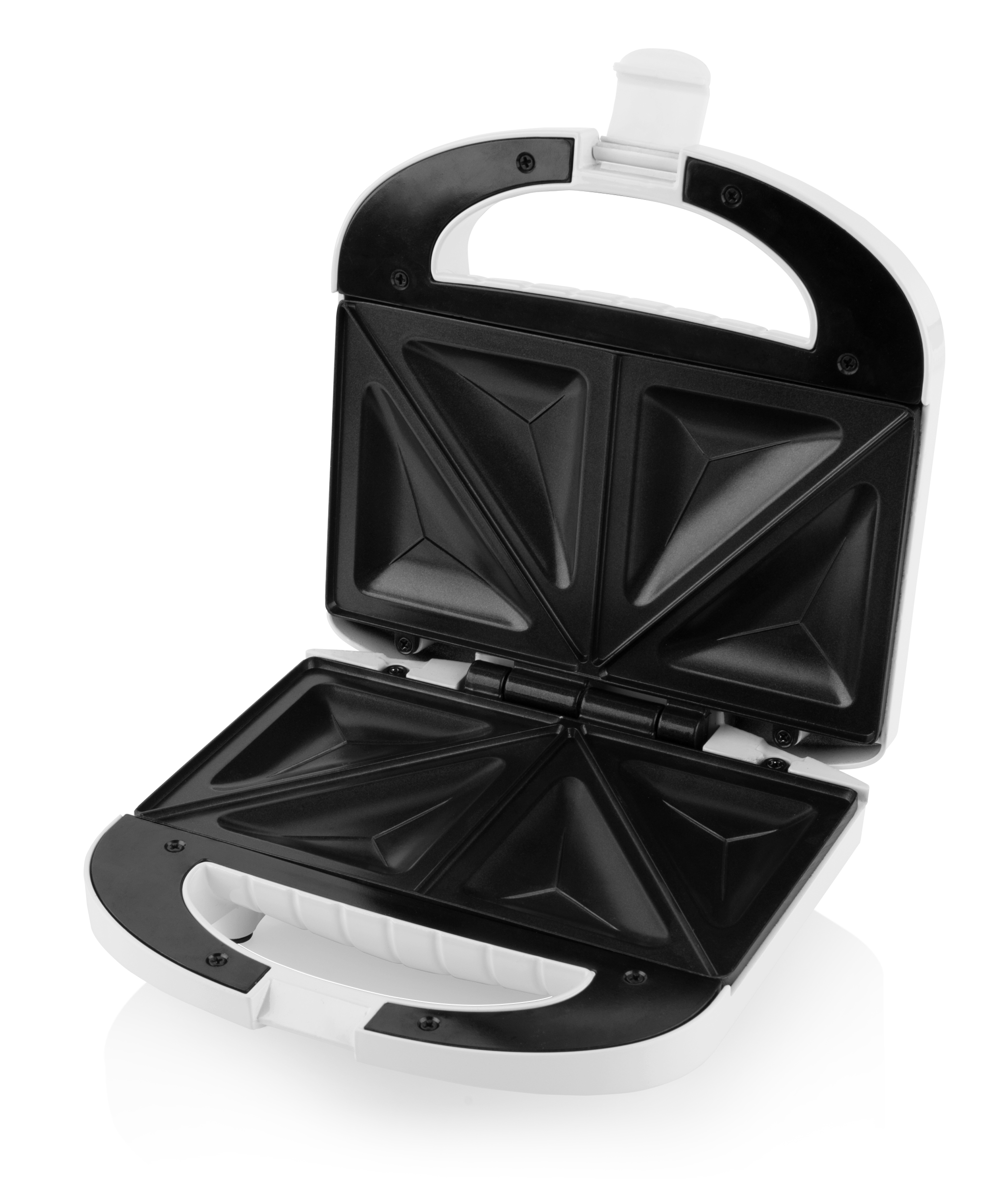 Weißer Sandwichmaker, offen, mit schwarzem Innenraum. Der Griff ist gebogen, der Hintergrund ist weiß.