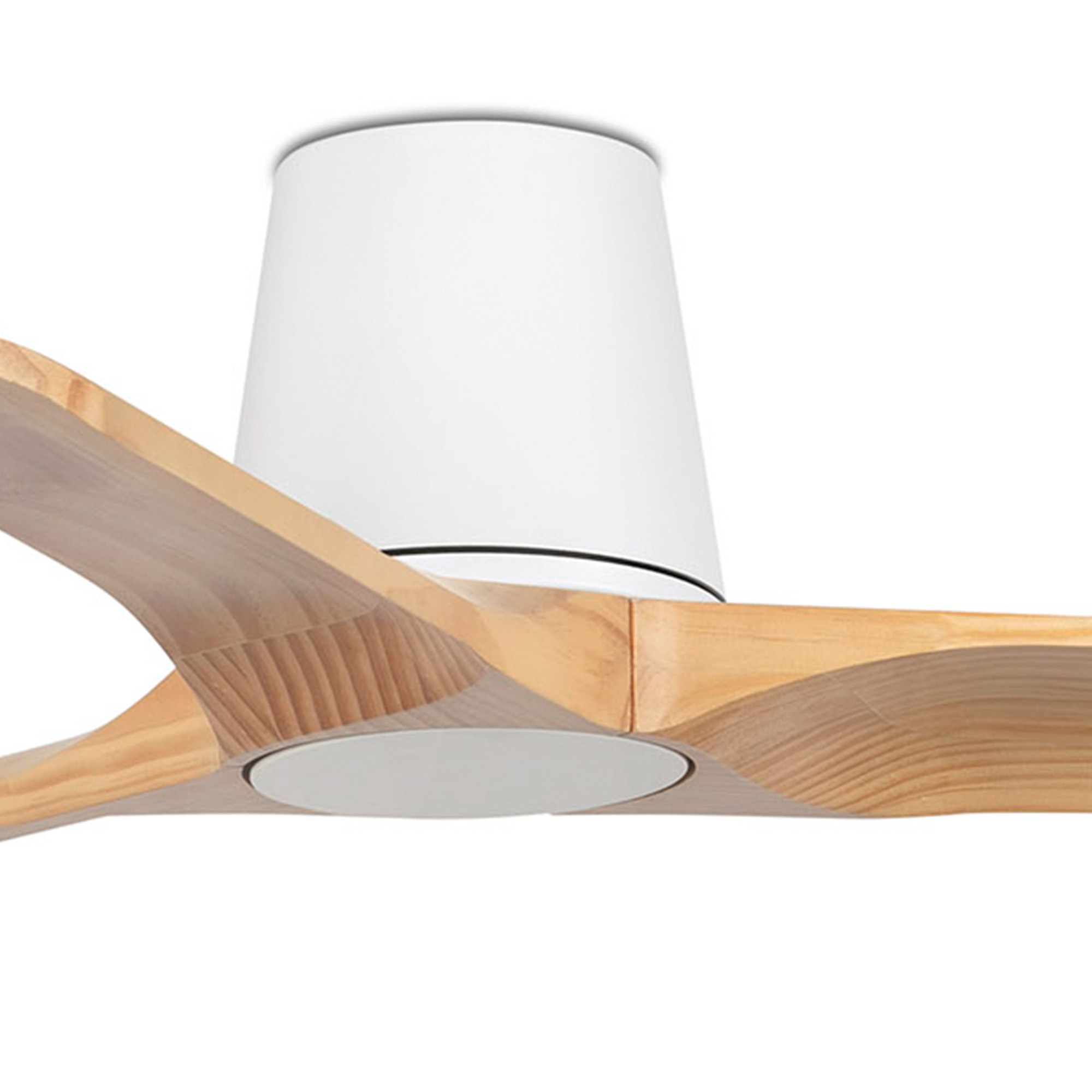 Weißer und holzfarbener Deckenventilator mit drei Flügeln, weißer Hintergrund.