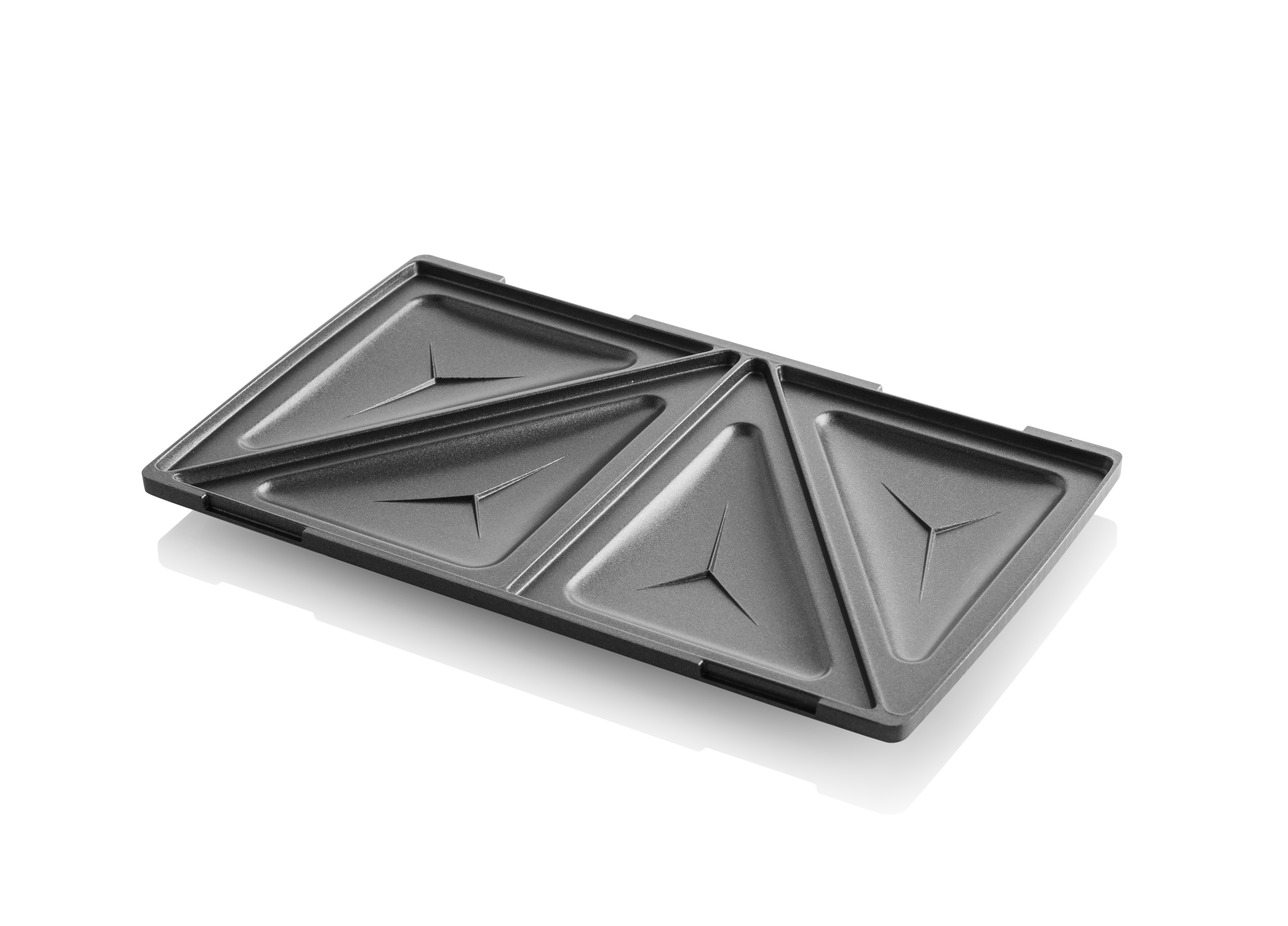 Offene Sandwichmaker-Platten mit Dreiecksvertiefungen. Der Hintergrund ist weiß und die Platten sind grau.