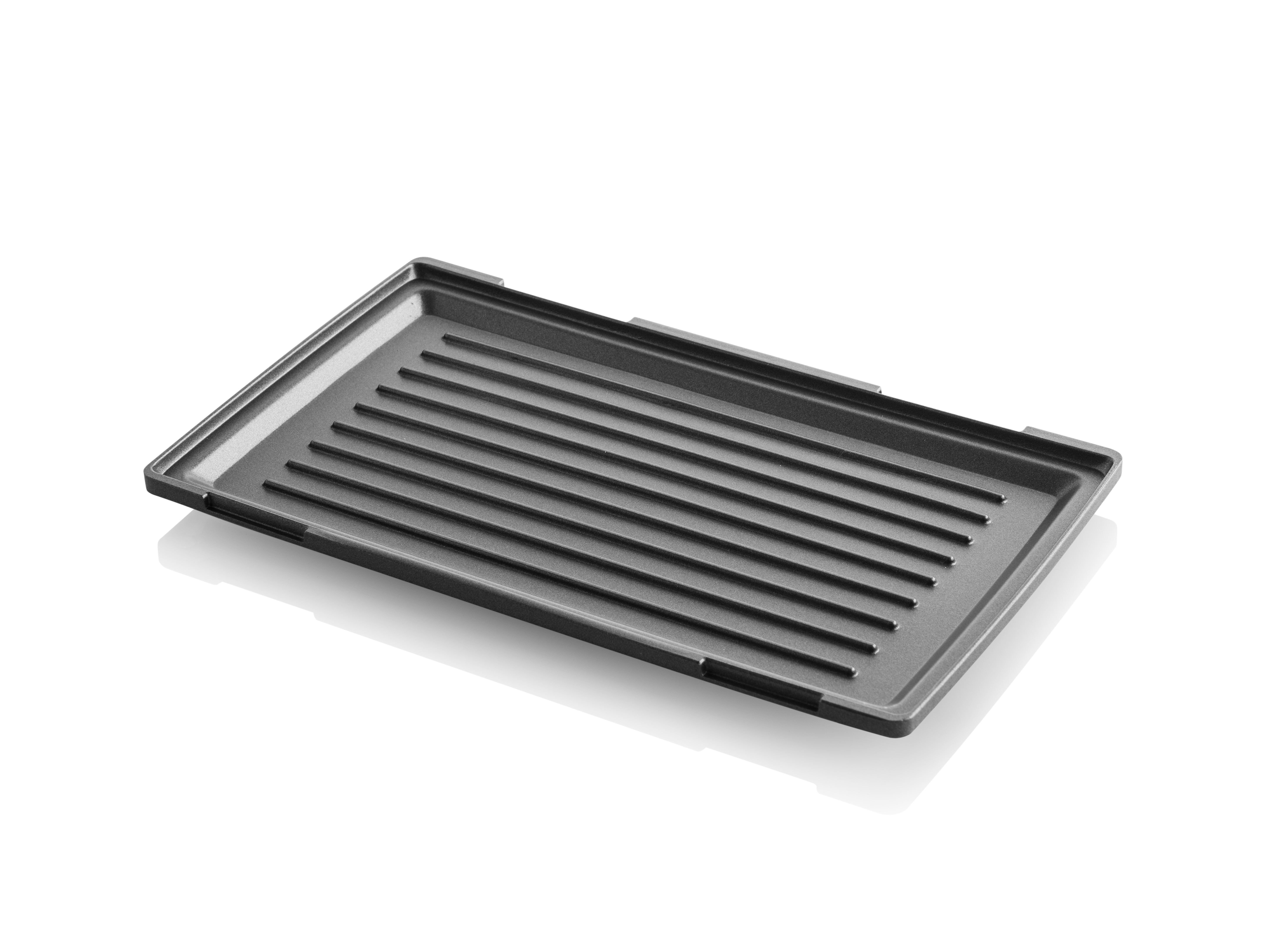 Eine rechteckige, graue Grillpfanne auf weißem Hintergrund. Die Pfanne hat parallele Rippen.