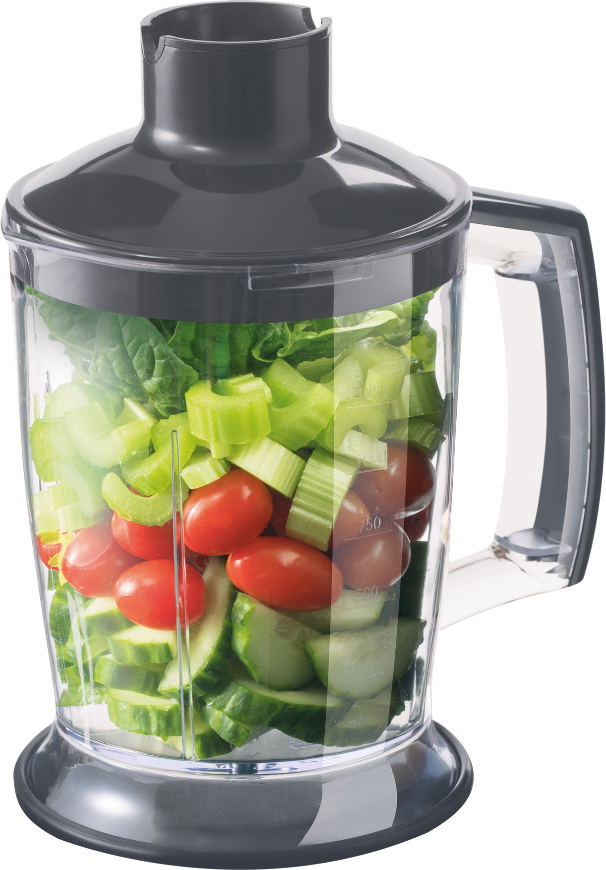 Un frullatore pieno di verdure: pomodori, cetrioli, sedano e lattuga. Il frullatore è in plastica trasparente.