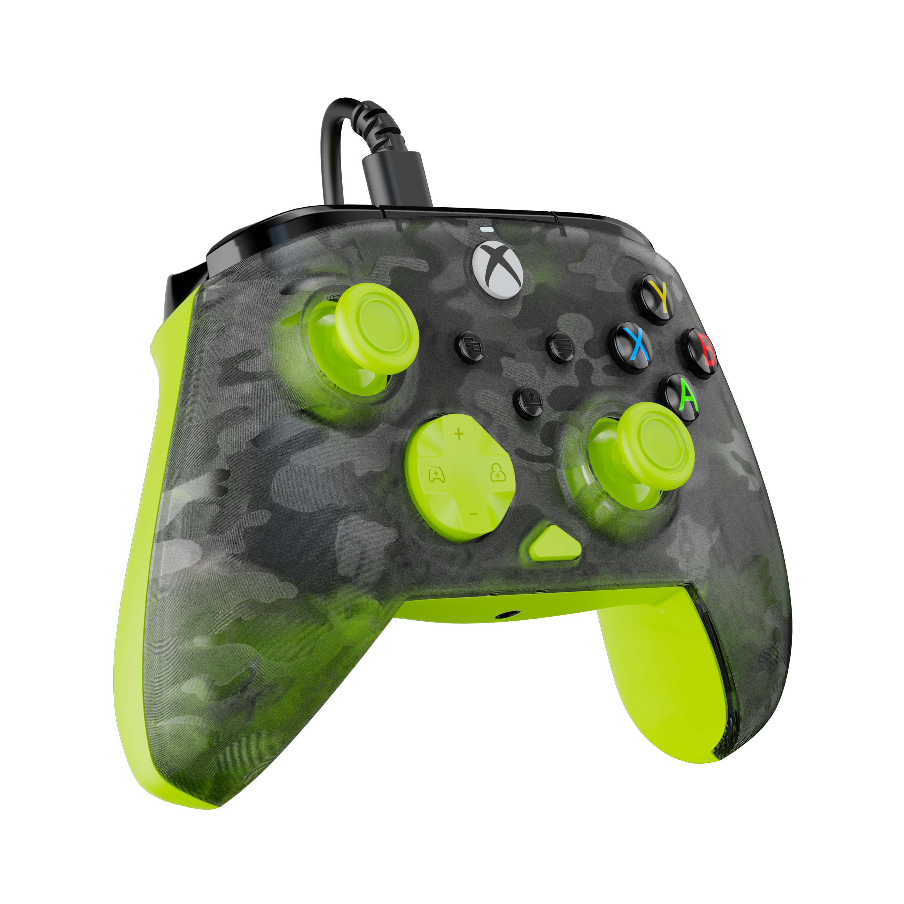 Kontroler Xbox z kamuflażem, zielonymi przyciskami i czarnym kablem. Czarne tło.