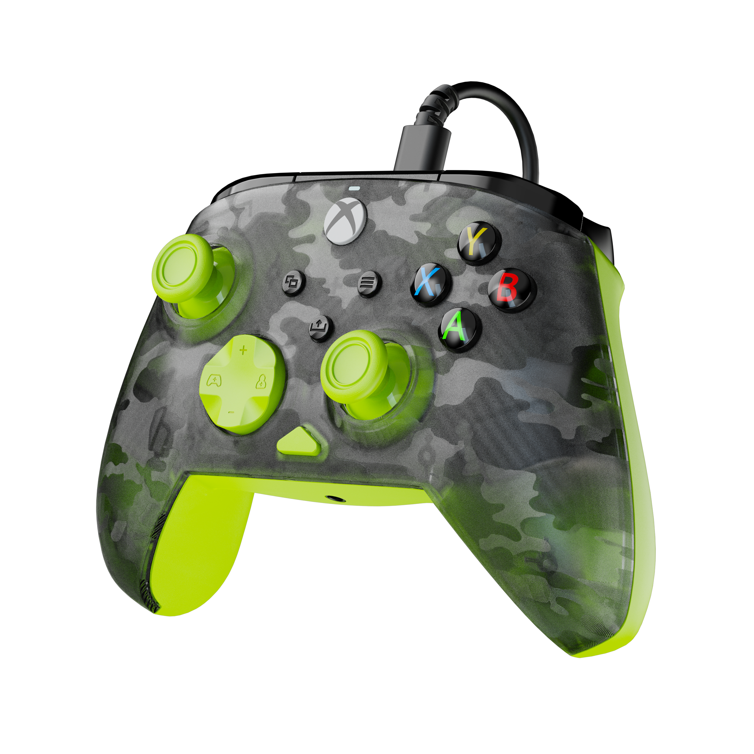 Kontroler Xbox z kamuflażem i zielonymi akcentami. Czarne tło. Wiele przycisków.