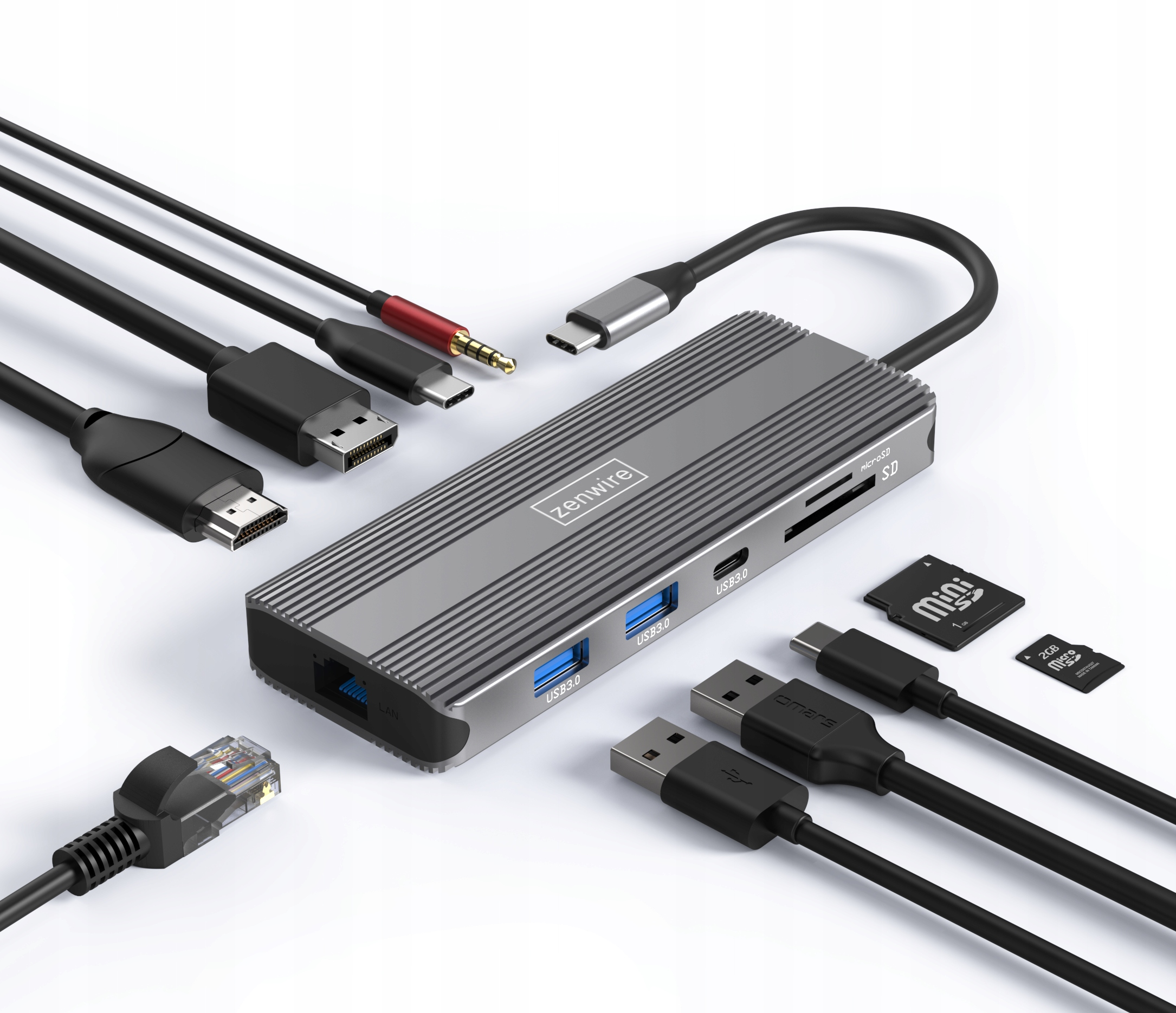 Srebrny hub z kablami. Jest podłączony do kilku innych urządzeń. Białe tło.