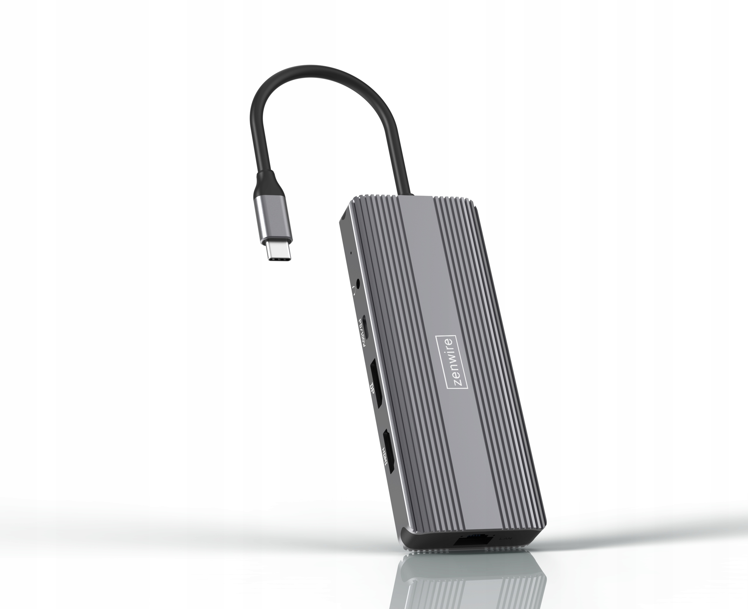 Srebrno-szary hub USB-C z różnymi portami, podłączony do czarnego kabla.